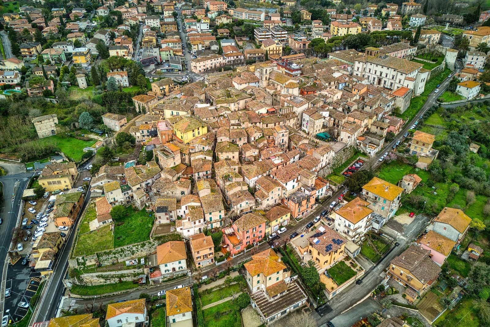 Acquasparta vista dall'alto, con il centro storico e le case intorno