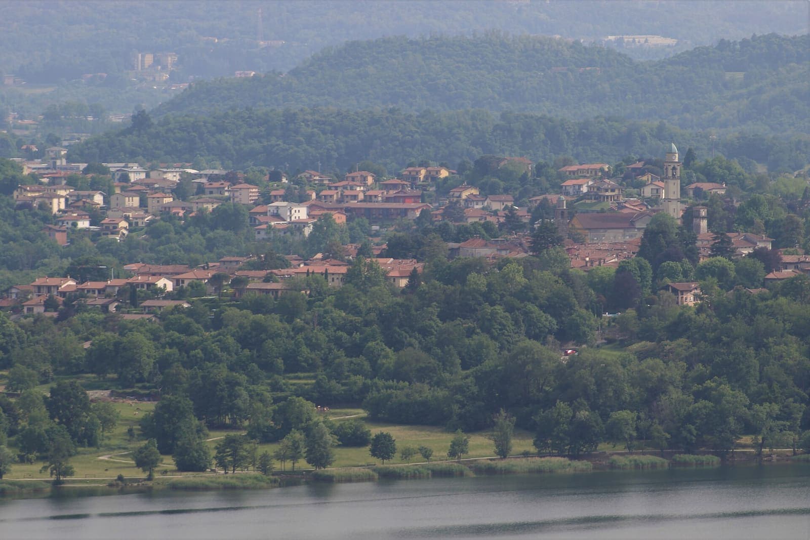Le case di Annone di Brianza tra il verde, oltre il lago
