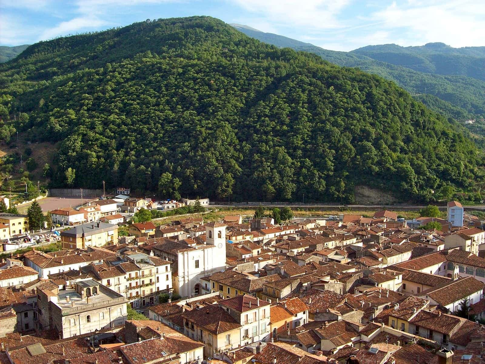 I tetti di Antrodoco visti dall'alto, ai piedi di una montagna boscosa