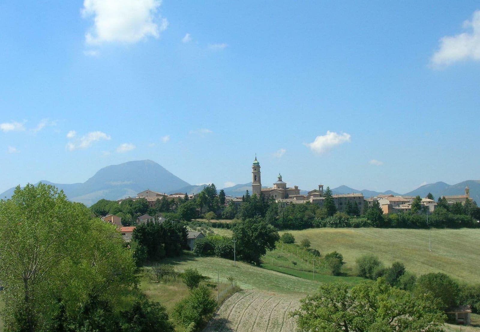 Apiro sulla collina, con il monte San Vicino sullo sfondo