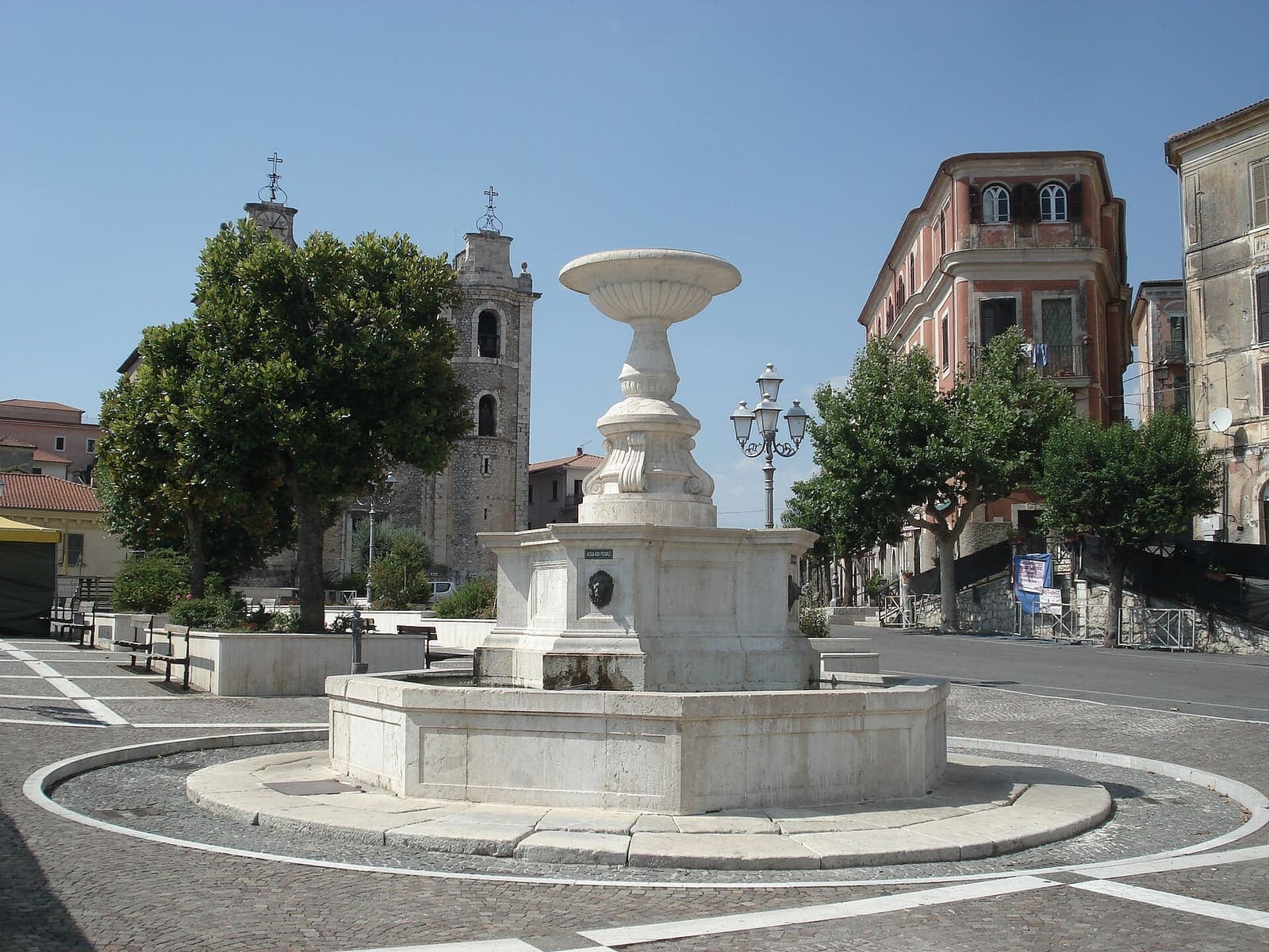 La fontana monumentale in piazza Umberto I ad Arce, con la chiesa sullo sfondo