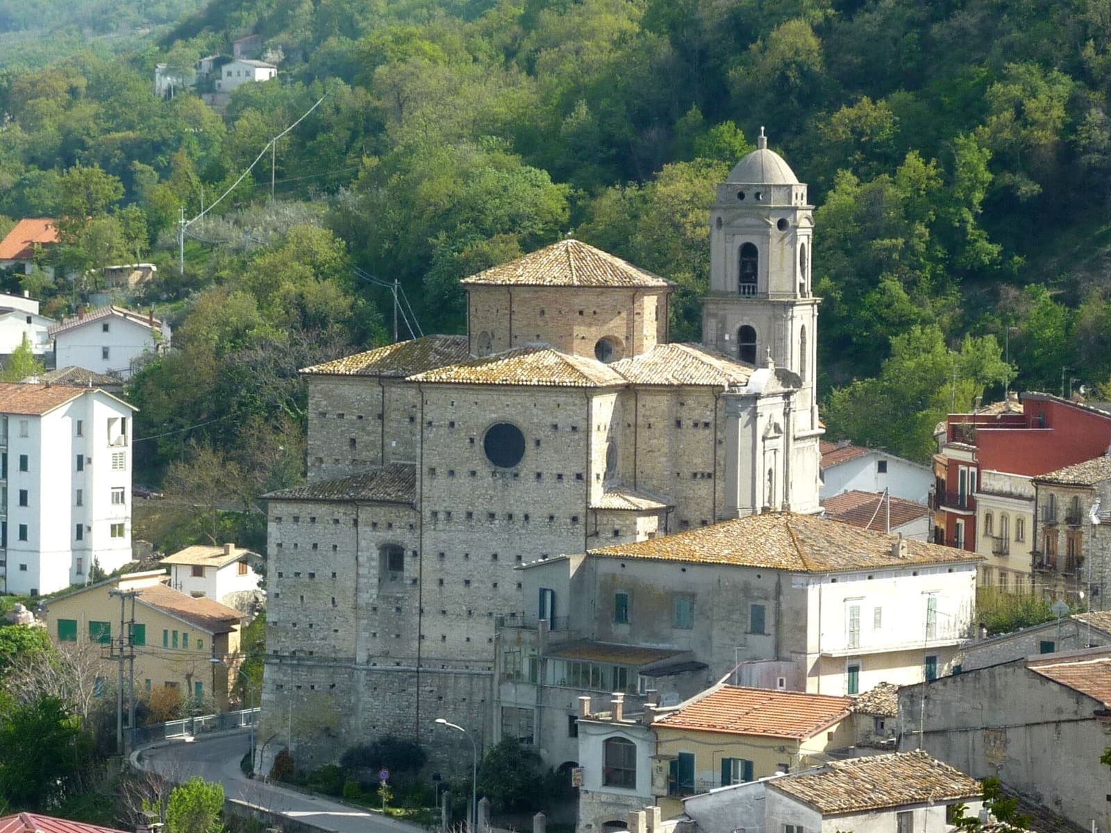 La chiesa di Santa Maria dell'Olmo ad Archi, tra le case e la collina