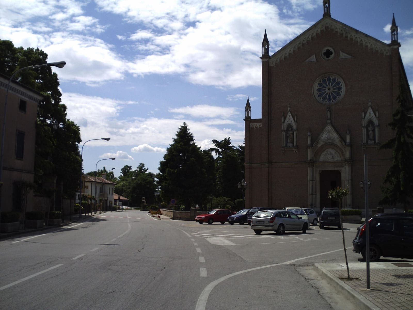 La chiesa di Santa Maria Assunta ad Arre con la piazza davanti
