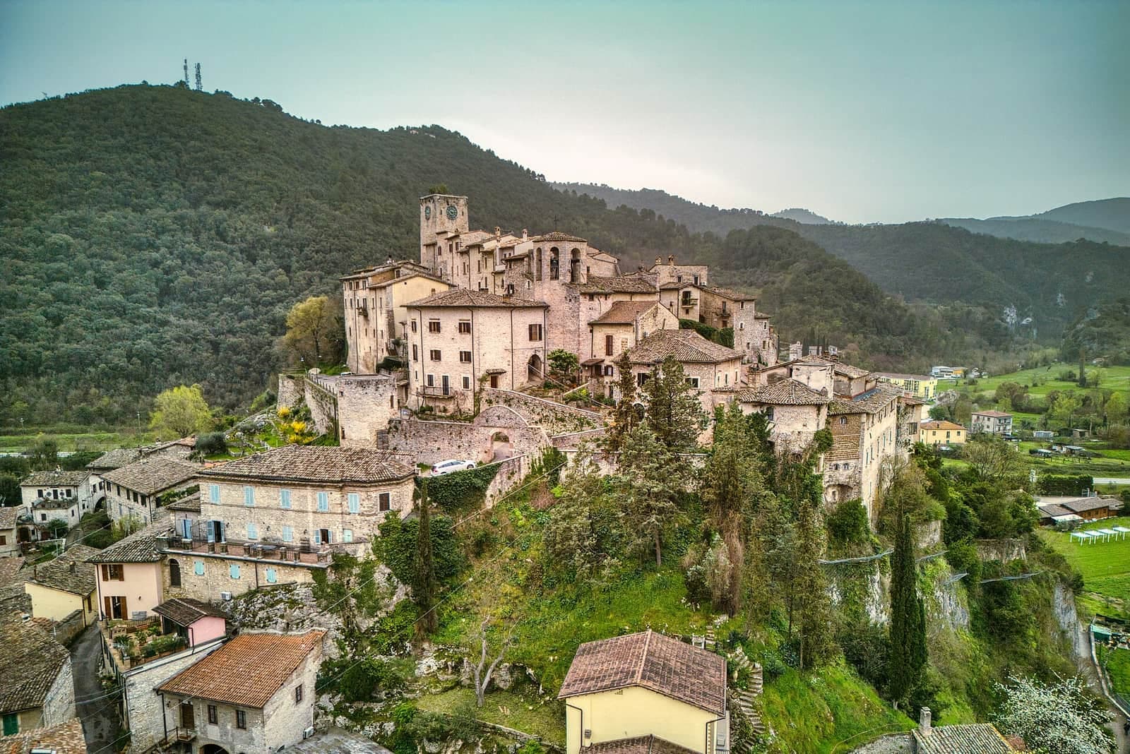 Arrone vista dall'alto, con il borgo sulla rupe e la Valnerina intorno