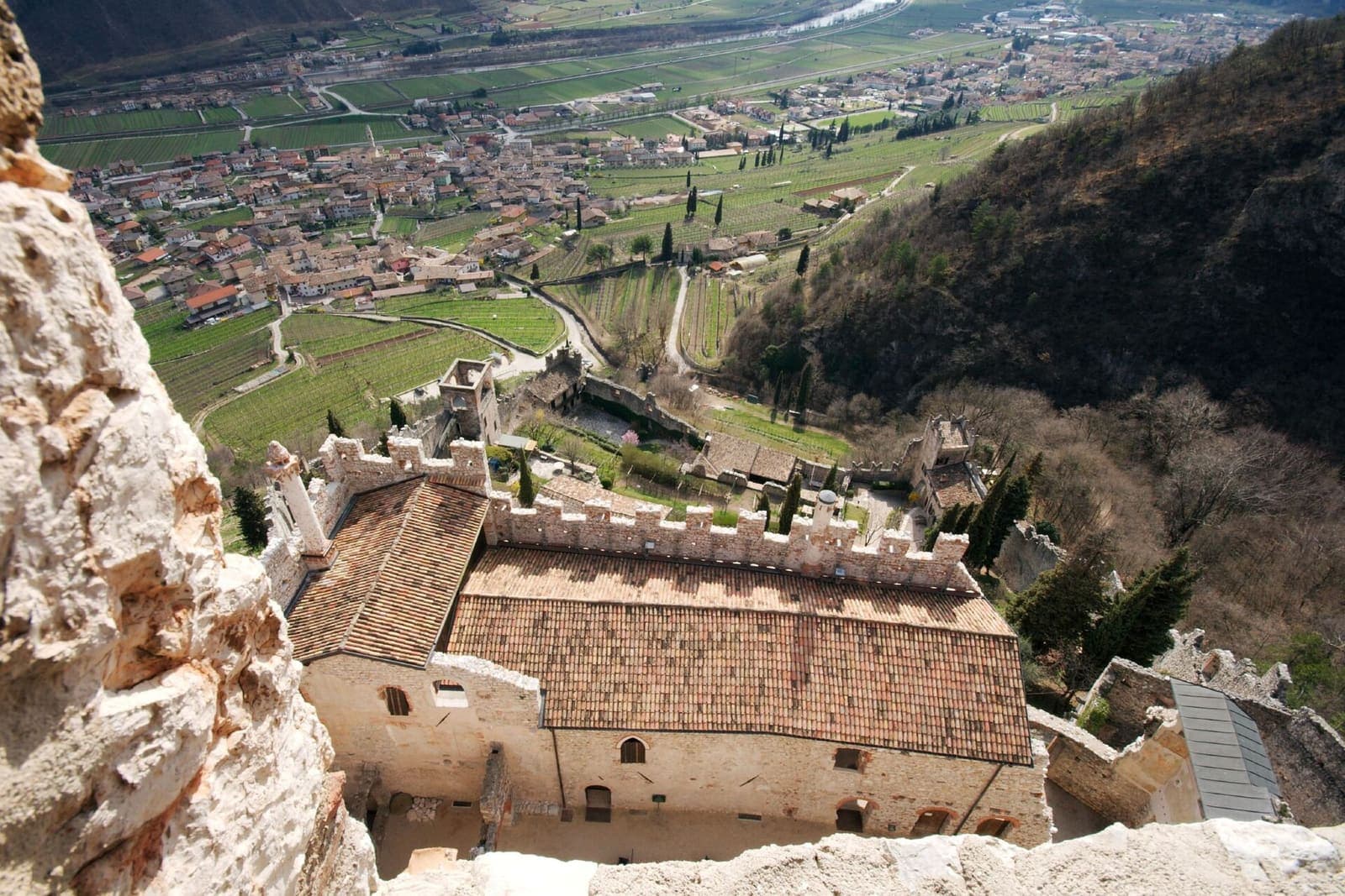 Il castello di Avio visto dall'alto, con la Vallagarina sullo sfondo