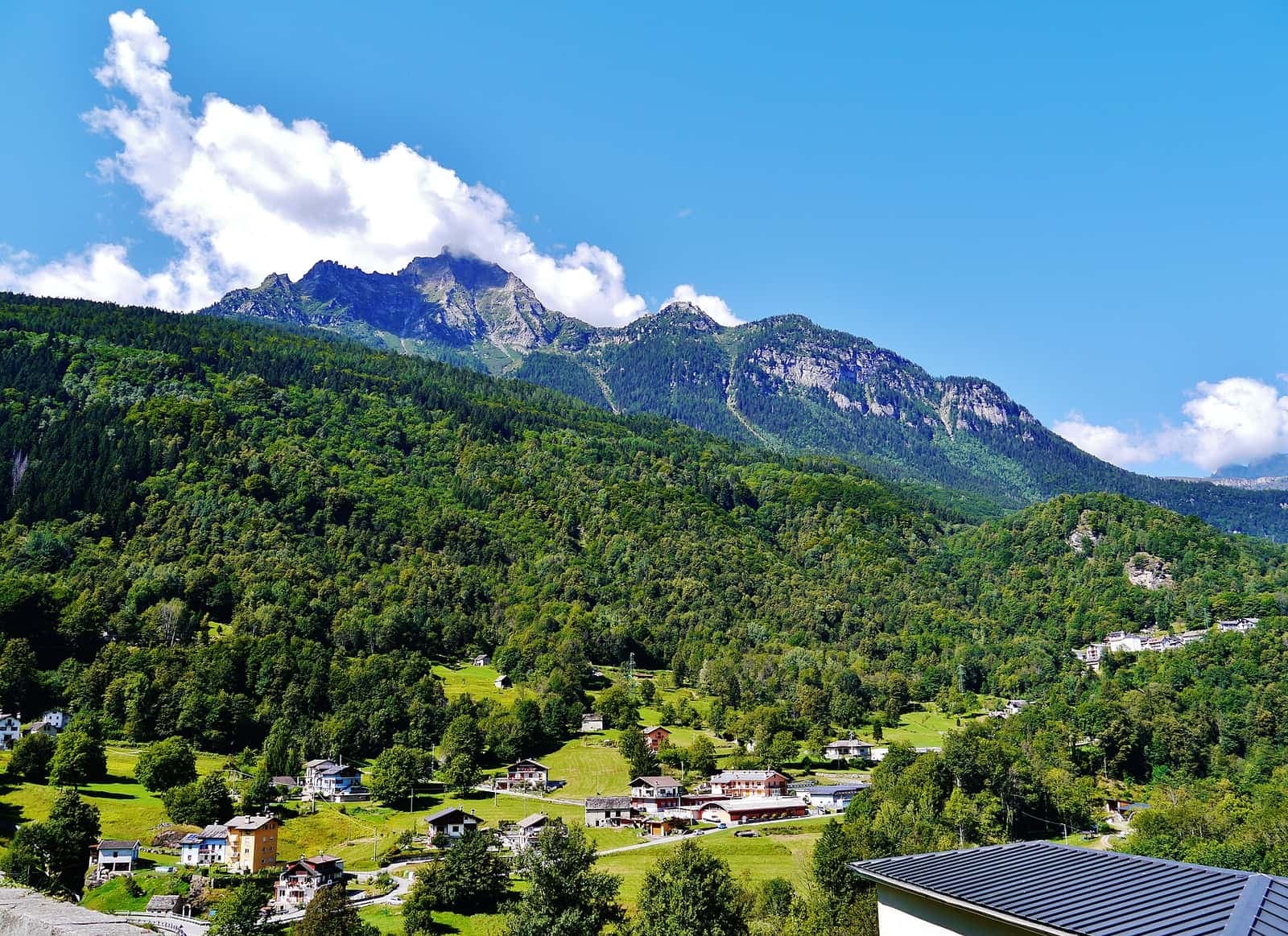 Baceno vista dalla chiesa monumentale di San Gaudenzio, con le case tra i boschi e le montagne