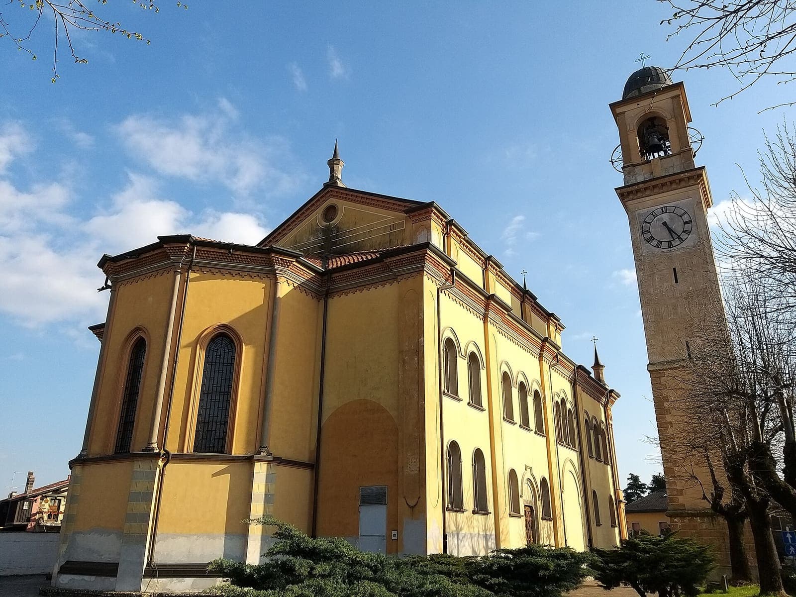 La chiesa di San Gregorio Magno a Basiano con il campanile, vista dal lato dell'abside