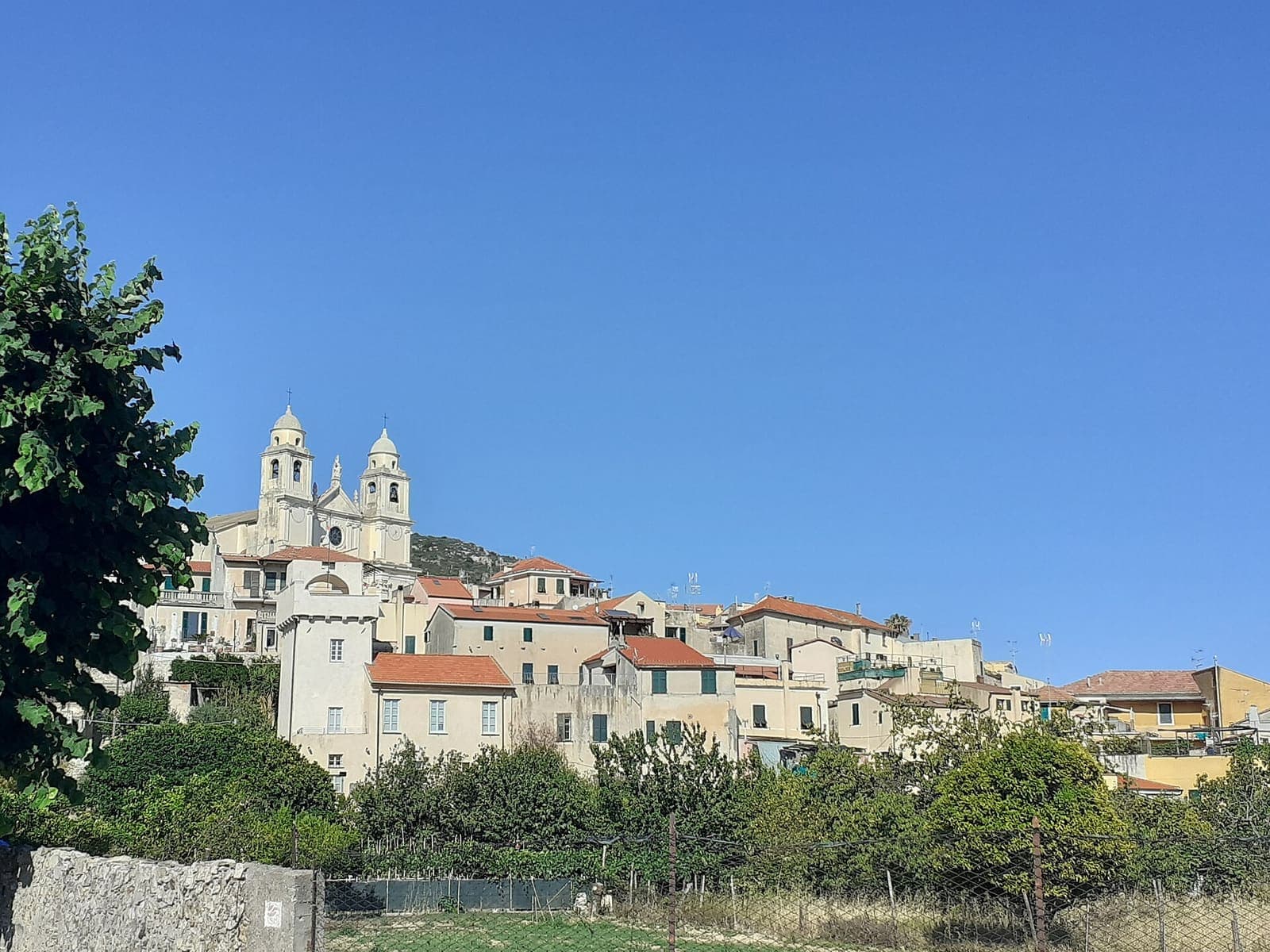 Veduta di Borgio, a Borgio Verezzi, con la chiesa dai due campanili e le case sulla collina