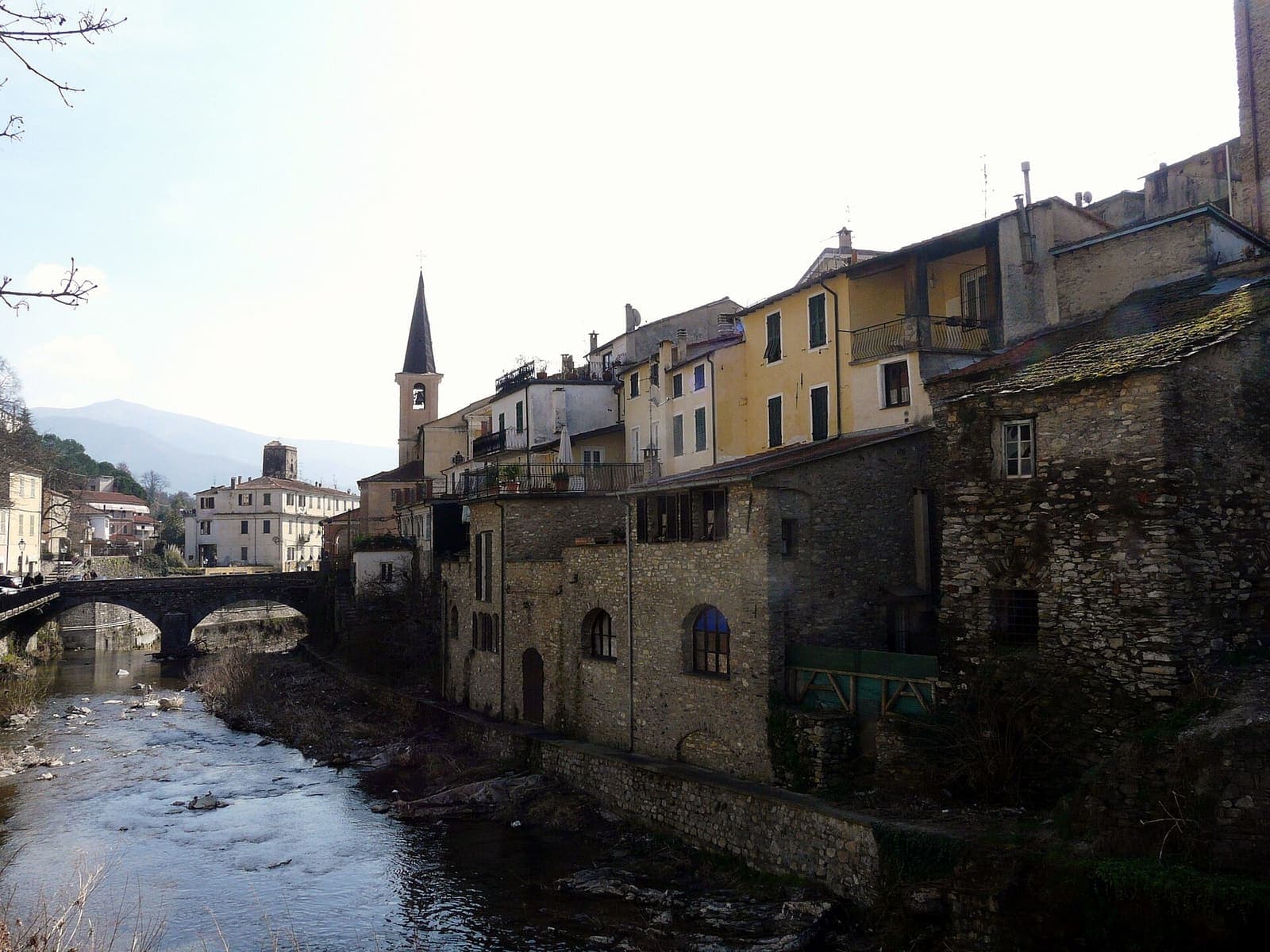 Le case antiche di Borgomaro lungo il torrente, con il ponte in pietra e il campanile