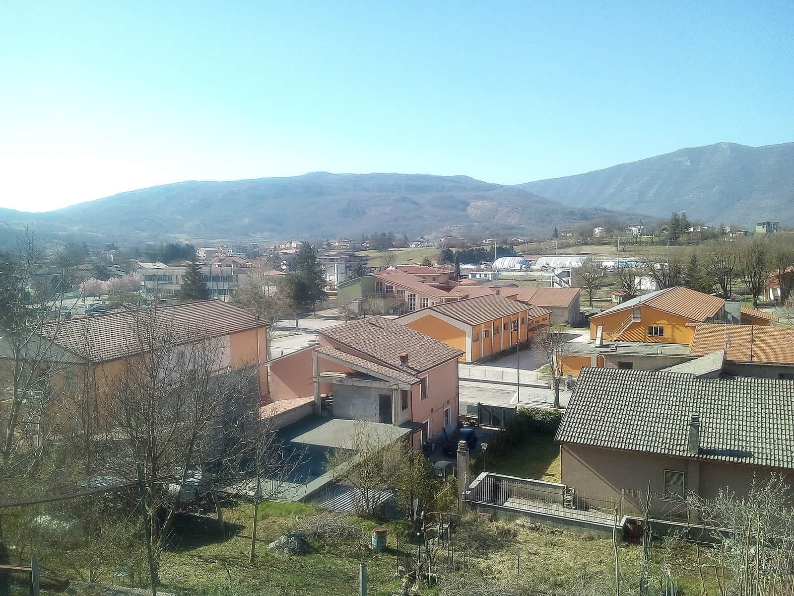 Panoramica di Borgorose con le case del paese e le montagne sullo sfondo