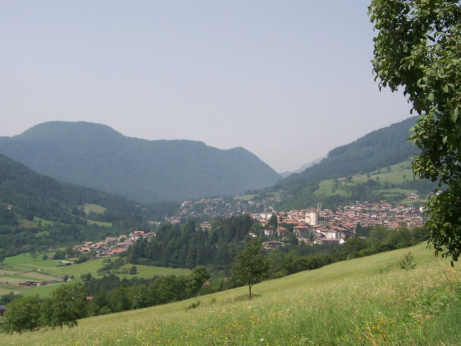 Borno vista dalla strada per Ossimo Superiore, con le case nella conca tra i monti