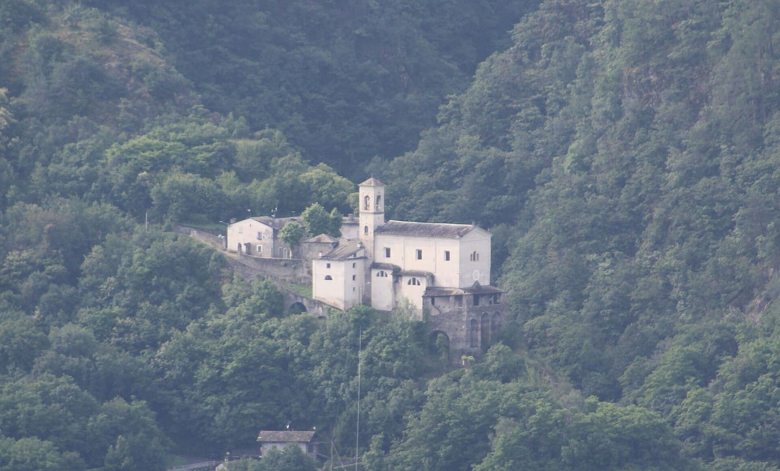 La chiesa di San Vittore a Caiolo, tra i boschi sul versante della montagna