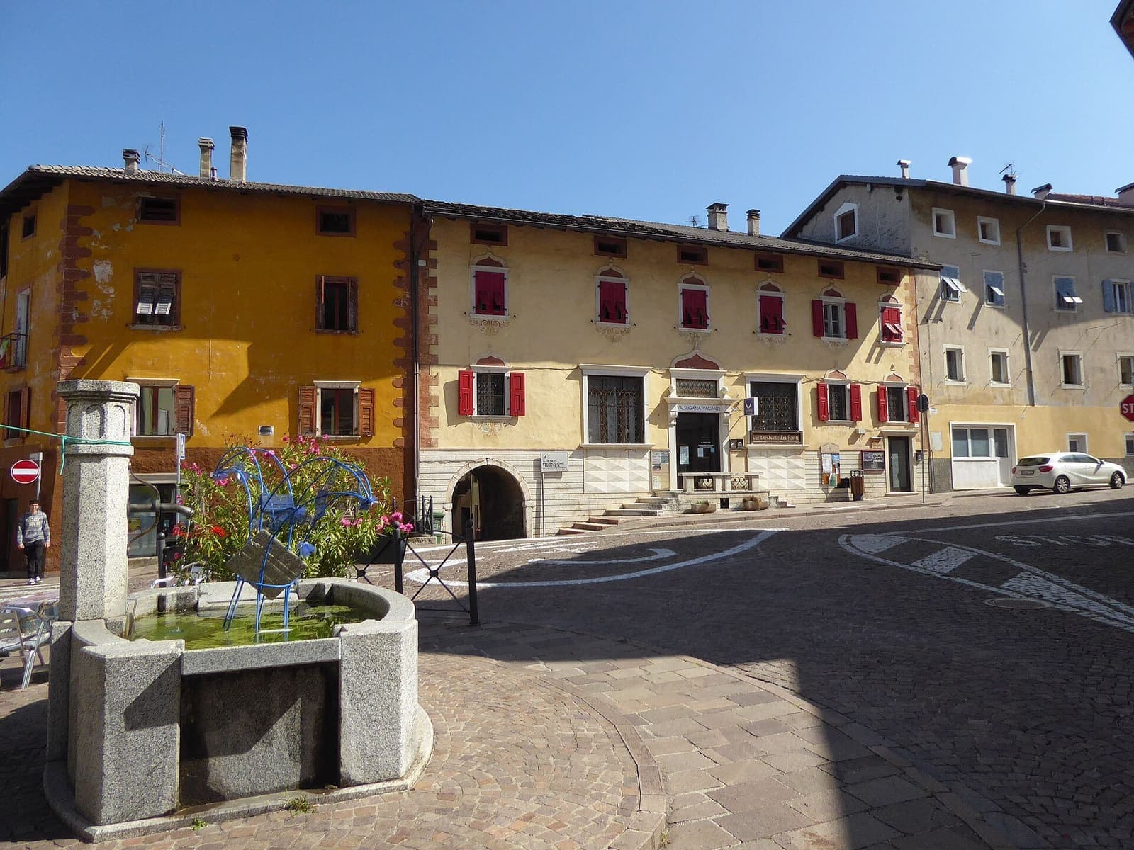 La Piazza Vecchia di Caldonazzo con la fontana e le case colorate