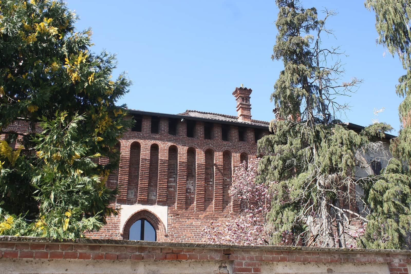 Il castello di Morghengo, nel comune di Caltignaga, con le mura in mattoni tra gli alberi