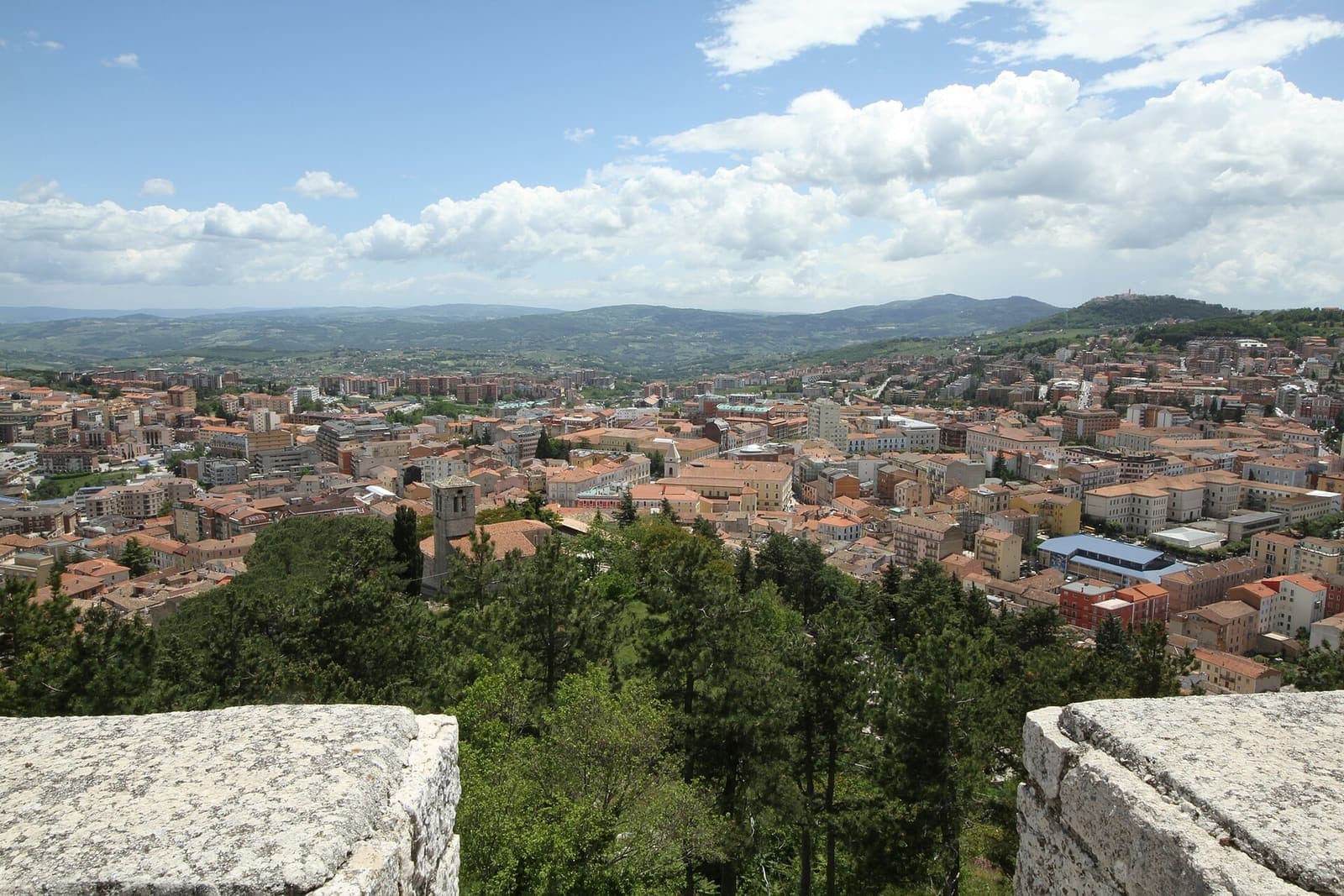 I tetti di Campobasso visti dall'alto, con le colline del Molise intorno alla città