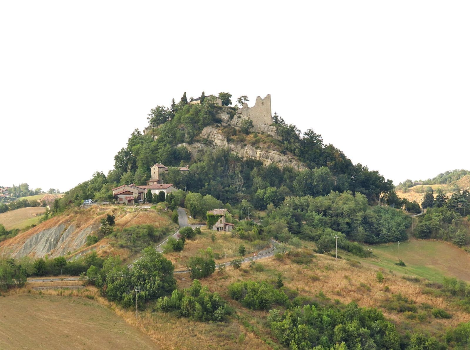 La rupe di Canossa con i resti del castello tra la vegetazione