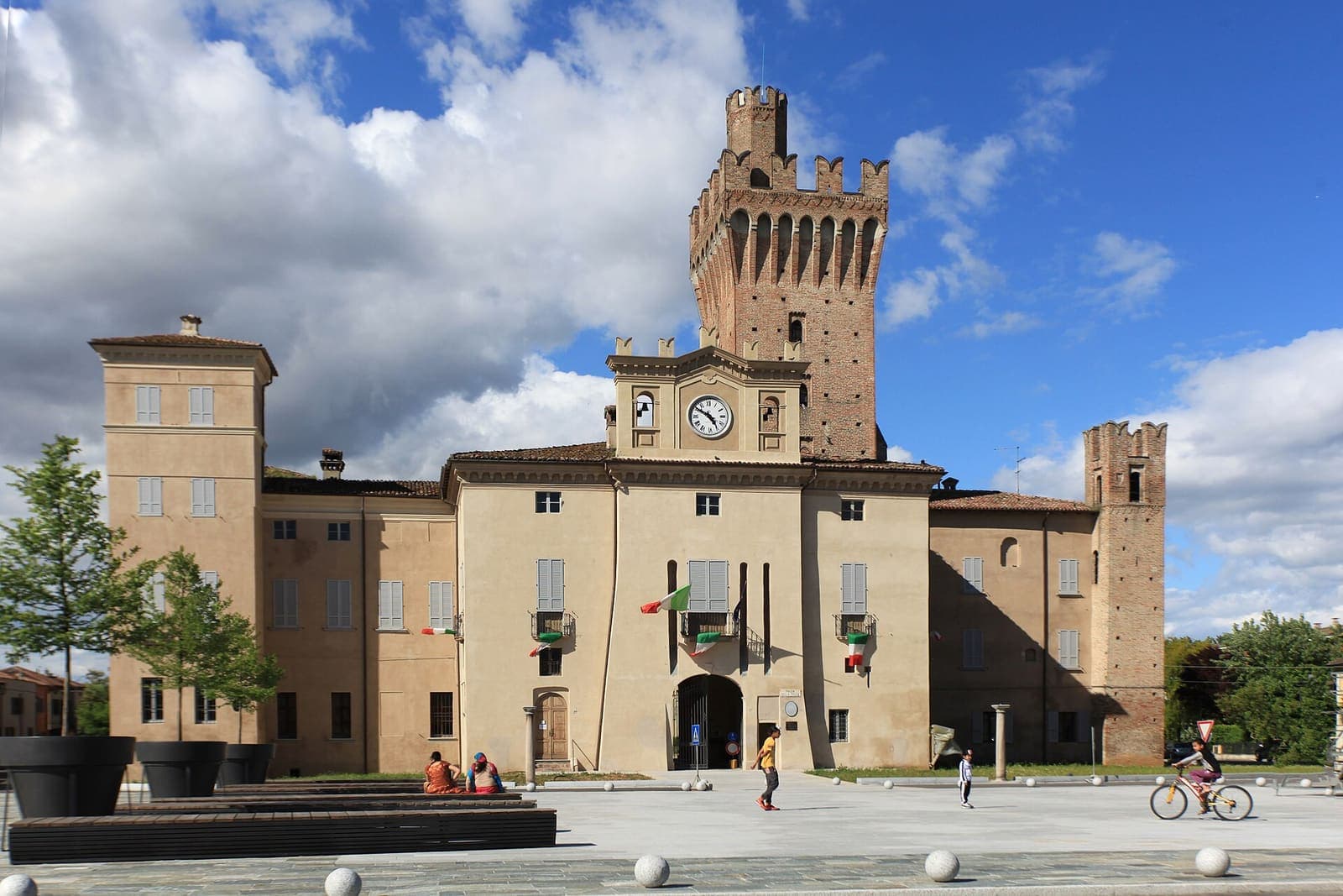 La rocca Mandelli di Caorso con la torre dell'orologio, sotto il cielo azzurro