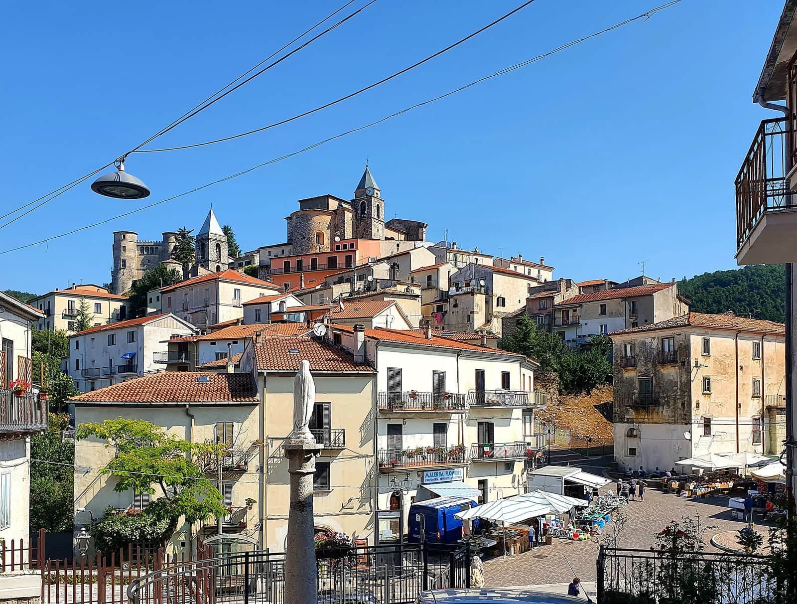 Il centro di Carpinone con il castello e la chiesa in cima al paese