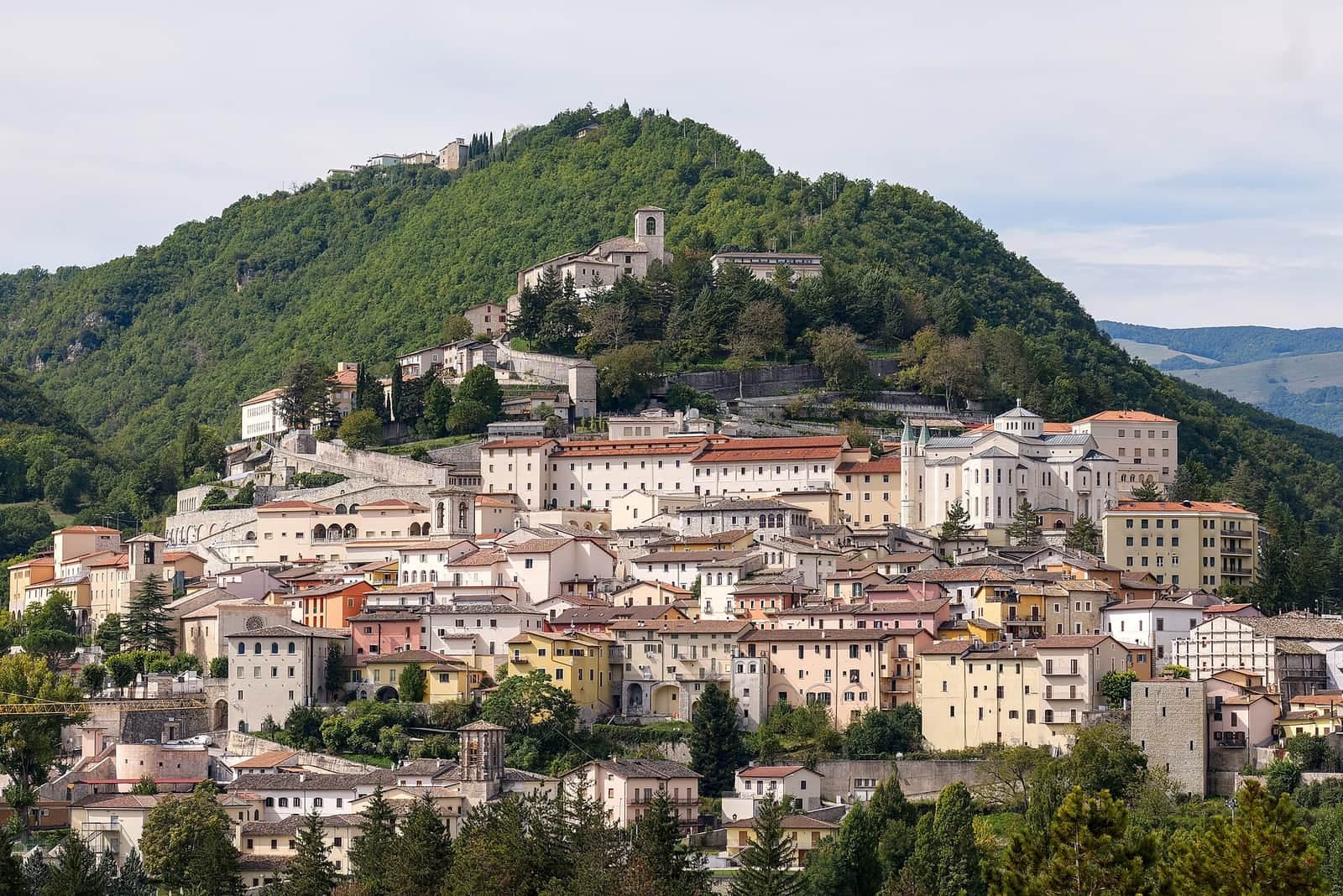 Panorama di Cascia con le case sul colle e il verde intorno
