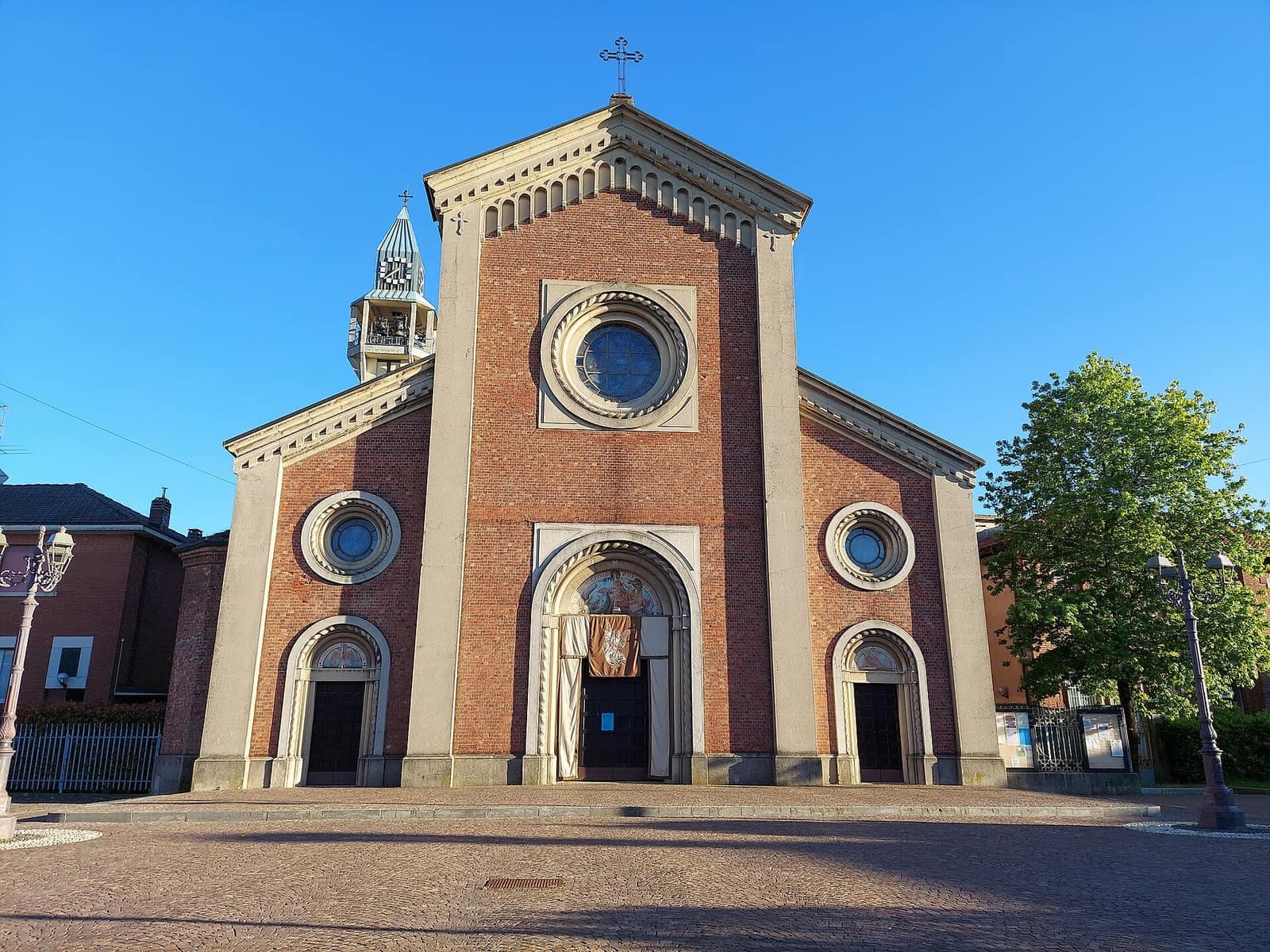 La chiesa di San Giorgio Martire a Casorezzo, con la facciata in mattoni