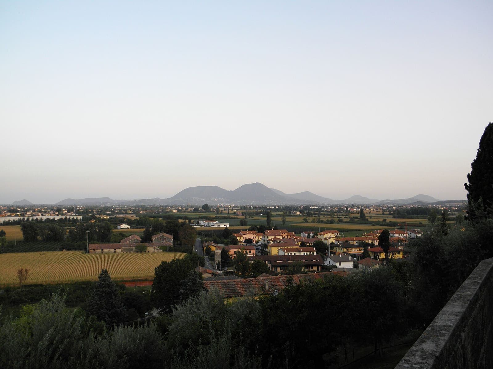 Il territorio di Castegnero visto dal sagrato della chiesa, con i Colli Euganei sullo sfondo