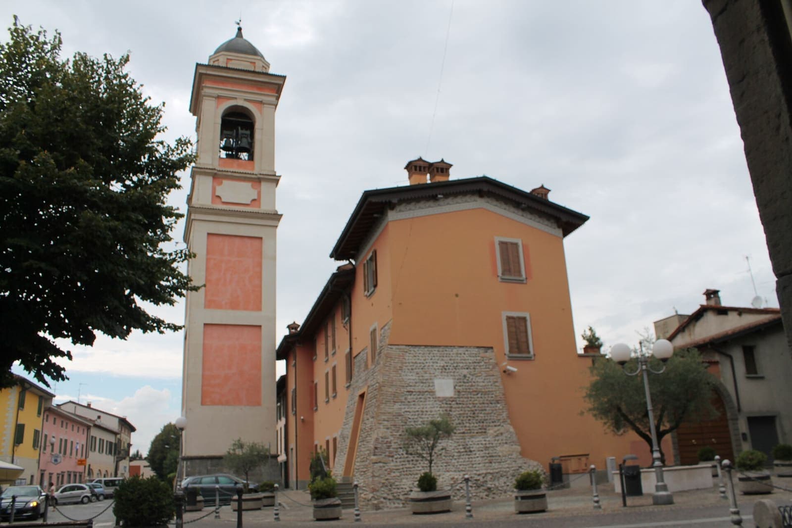 I resti dell'antico castello di Castelcovati, con la torre e le case intorno