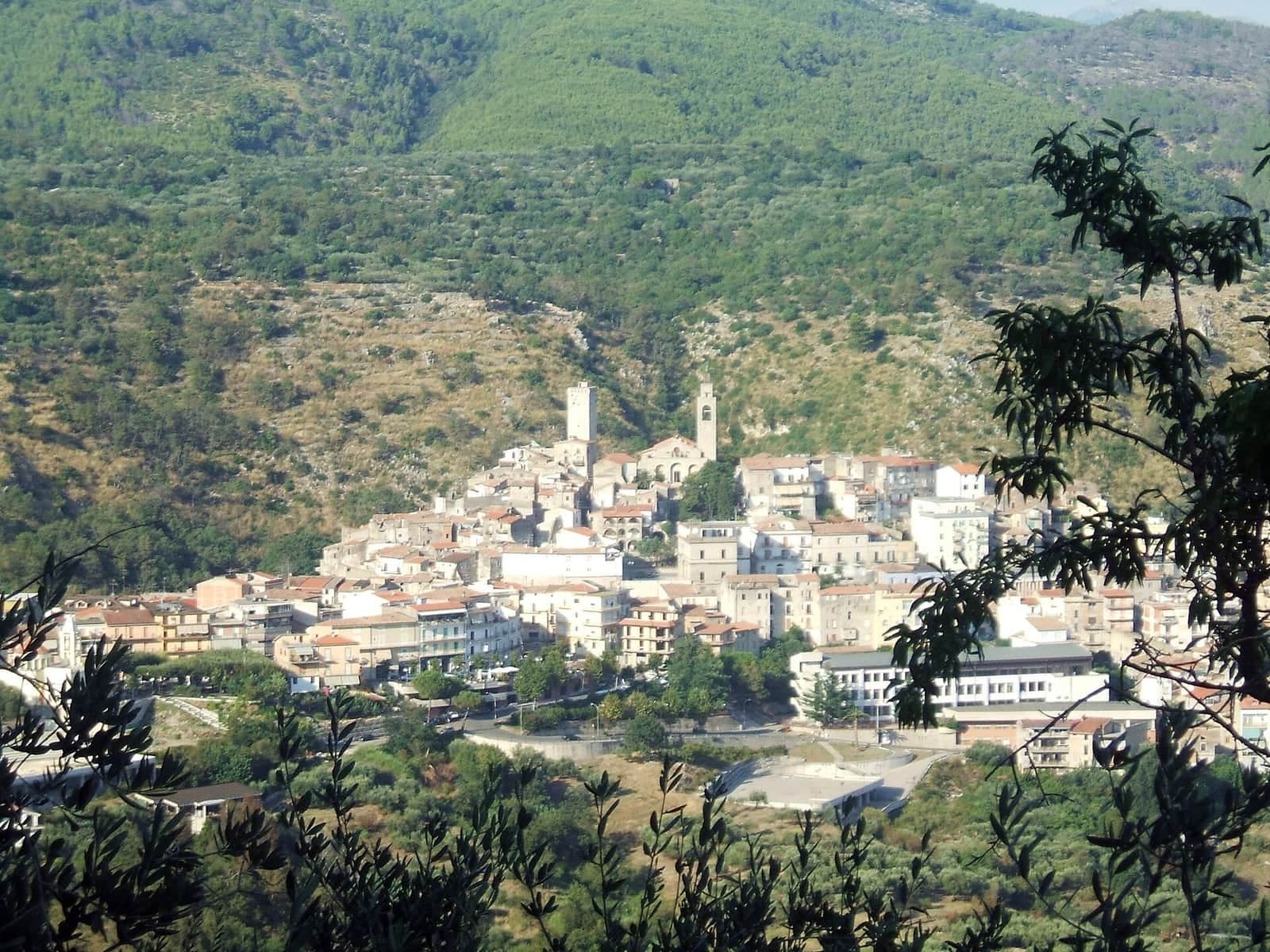 Il centro di Castelforte con le case bianche sul fianco della collina boscosa