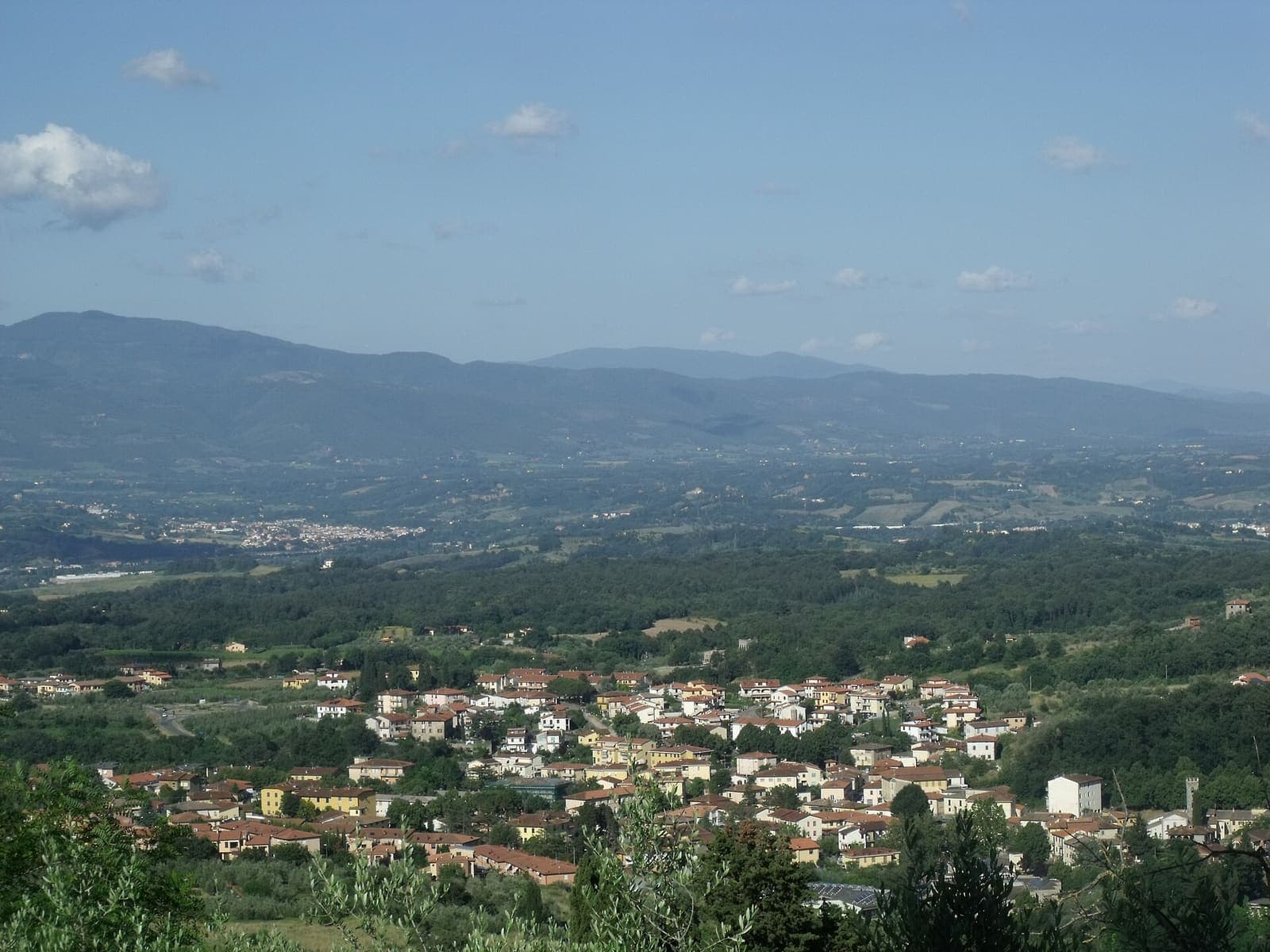 Panorama di Cavriglia nel Valdarno, con le case tra il verde