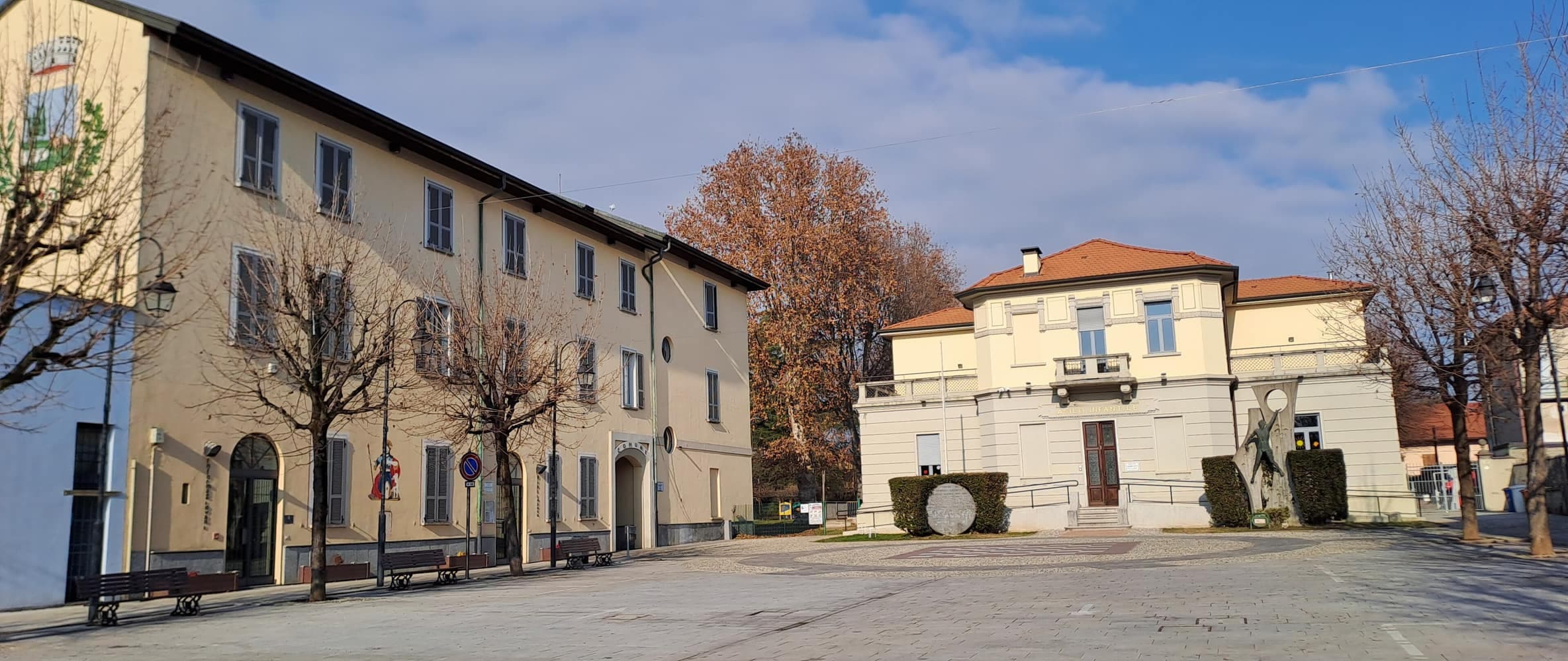 Una piazza di Ceriano Laghetto con palazzi storici e alberi spogli