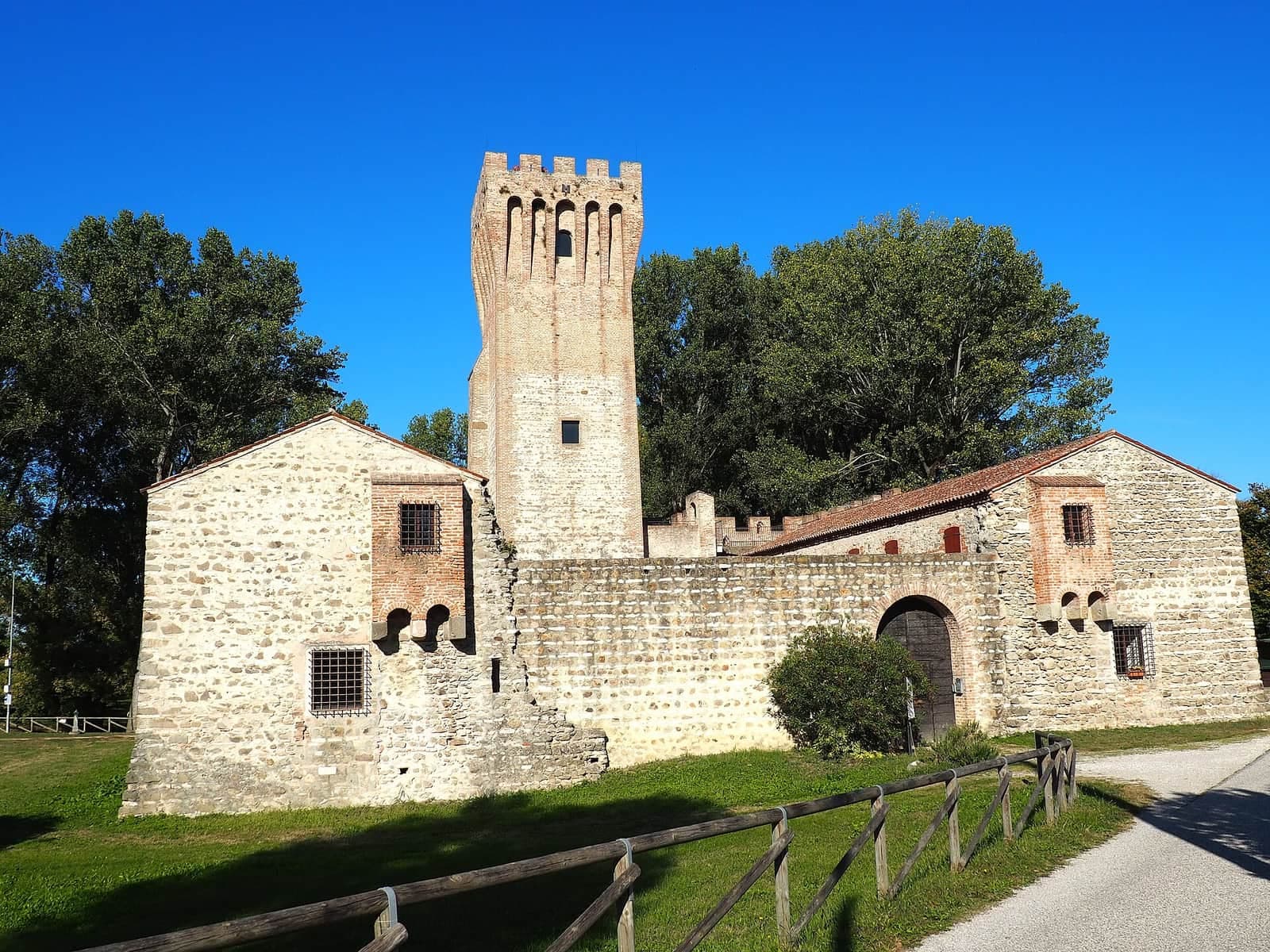 Il castello di San Martino della Vaneza a Cervarese Santa Croce con la torre merlata