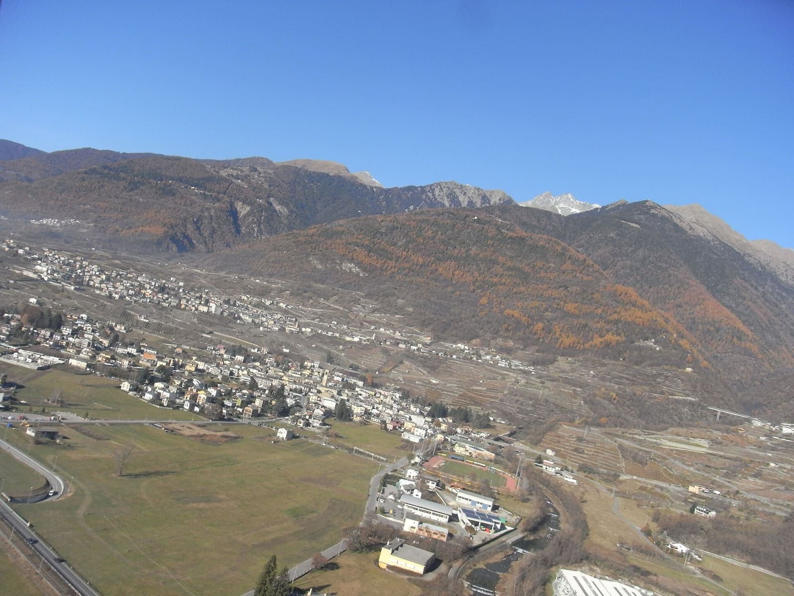 Chiuro e Ponte in Valtellina visti dall'alto, con le case nella valle