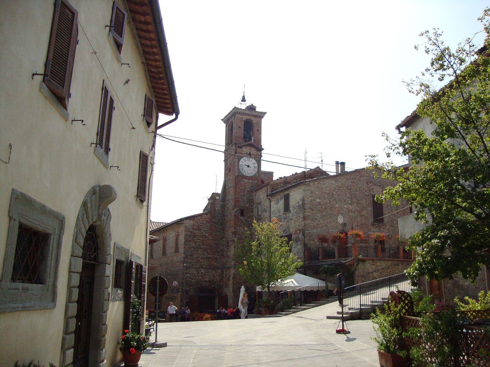 La piazza centrale di Citerna con la torre dell'orologio