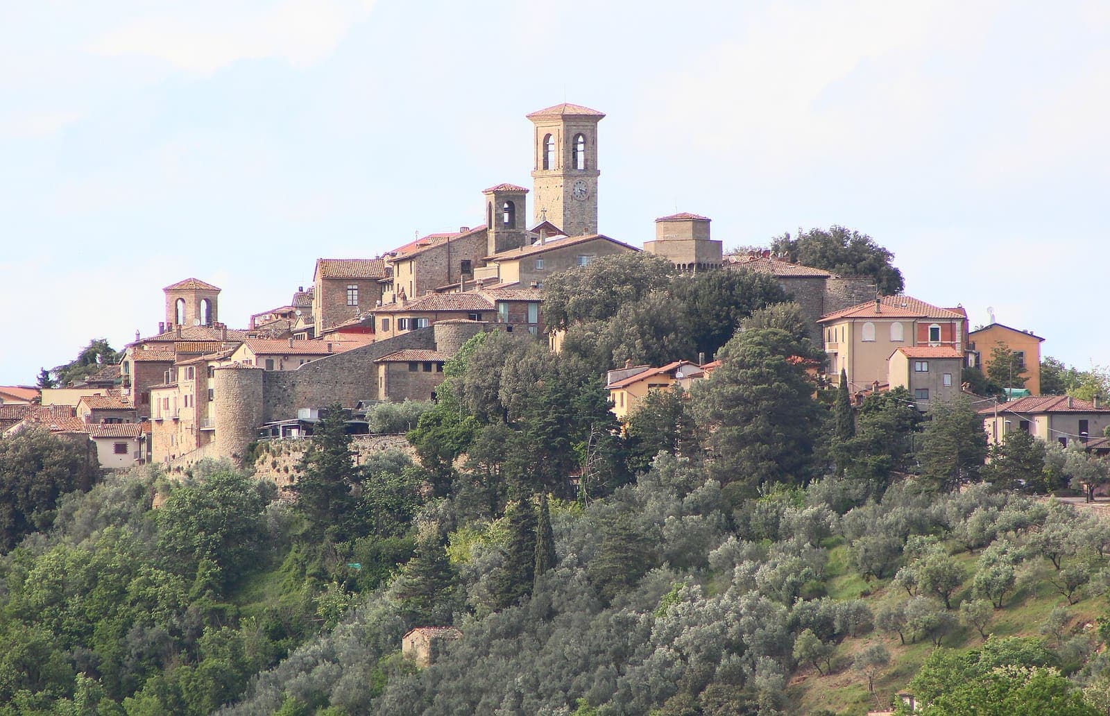 Veduta di Collazzone sulla collina, con le case in pietra e il campanile