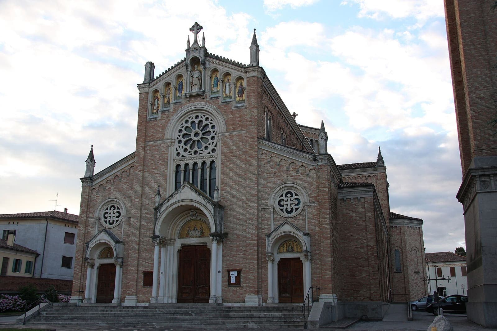 Facciata in mattoni della chiesa di Cornuda con il rosone