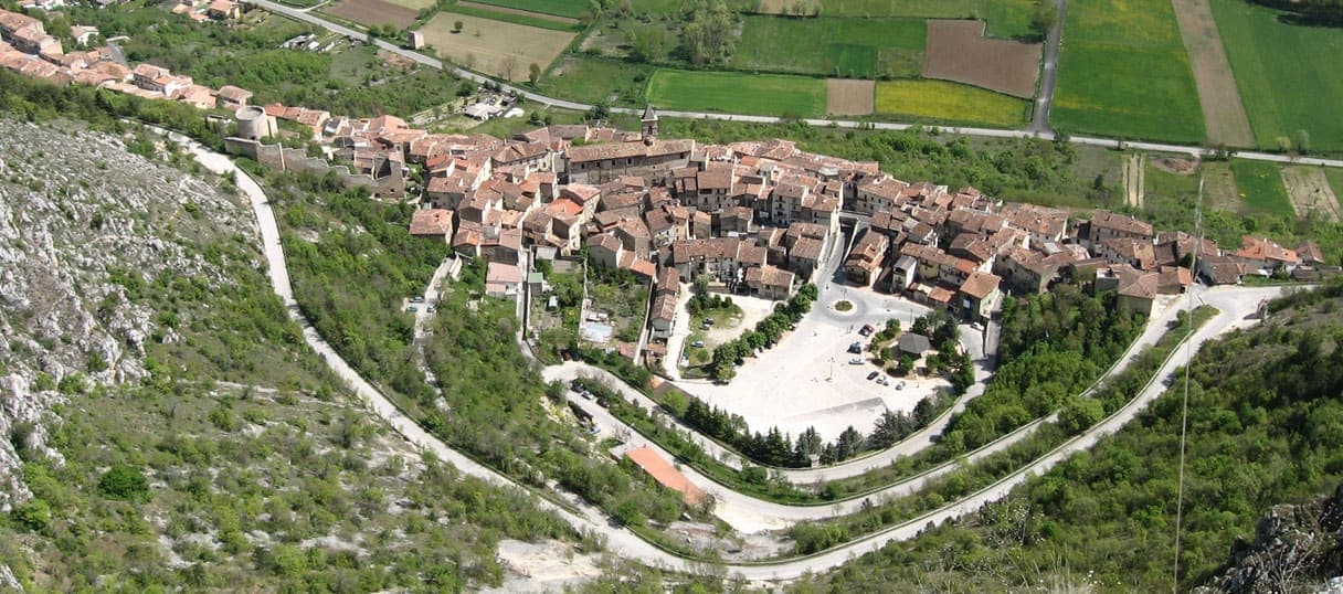 Veduta dall'alto del borgo di Fossa, con la strada che sale tra le case