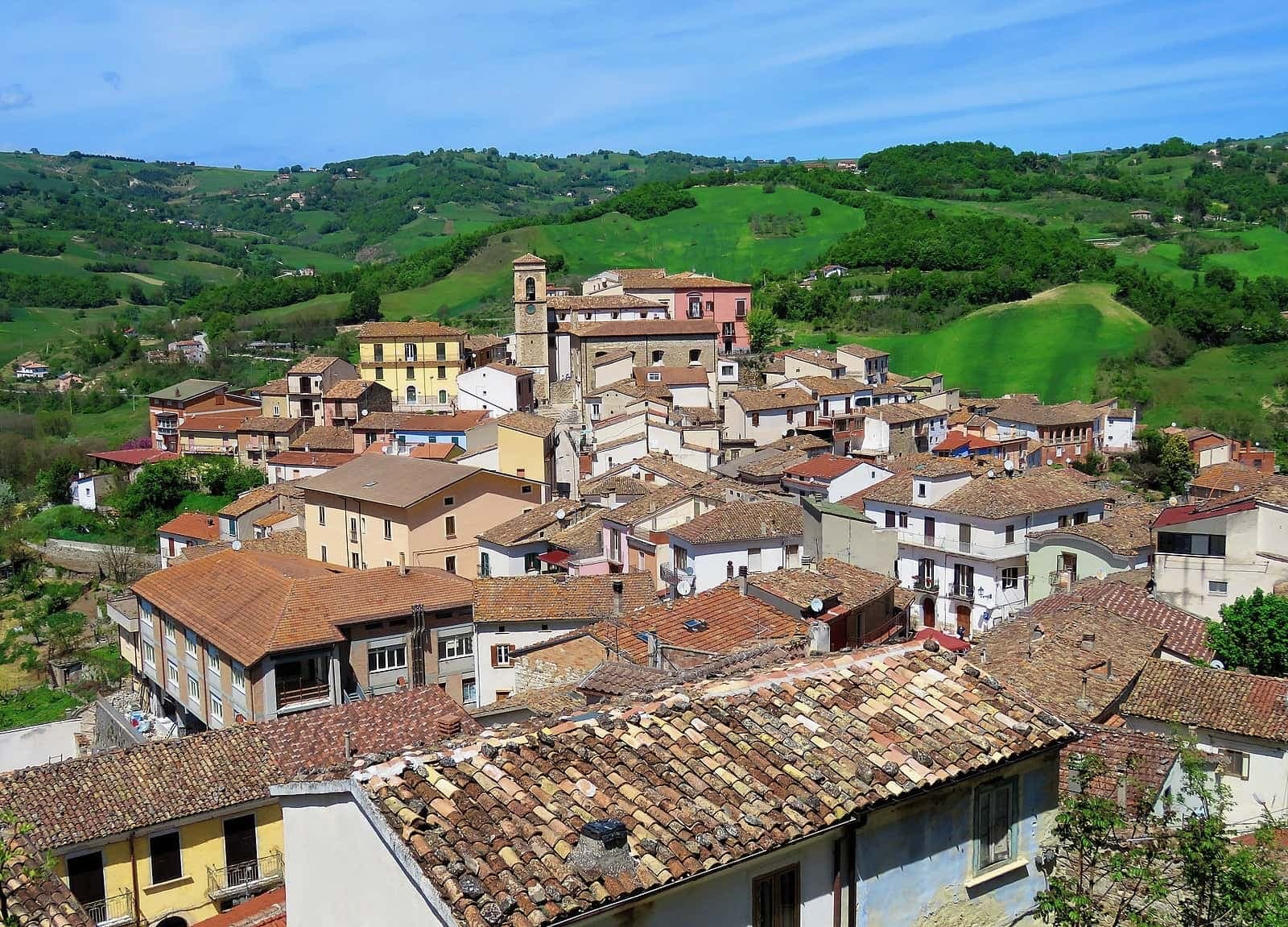 I tetti di Fossalto con il campanile della chiesa e le colline verdi tutt'intorno