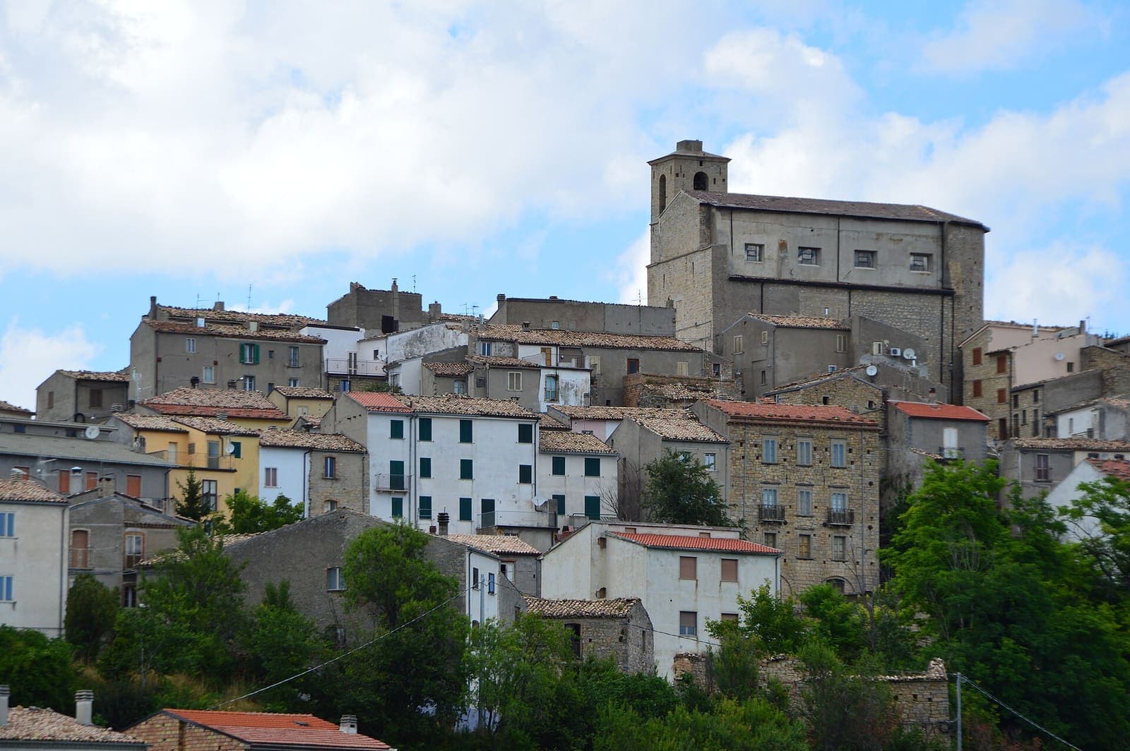 Le case di Fraine sulla collina, con la chiesa e il campanile in cima al paese
