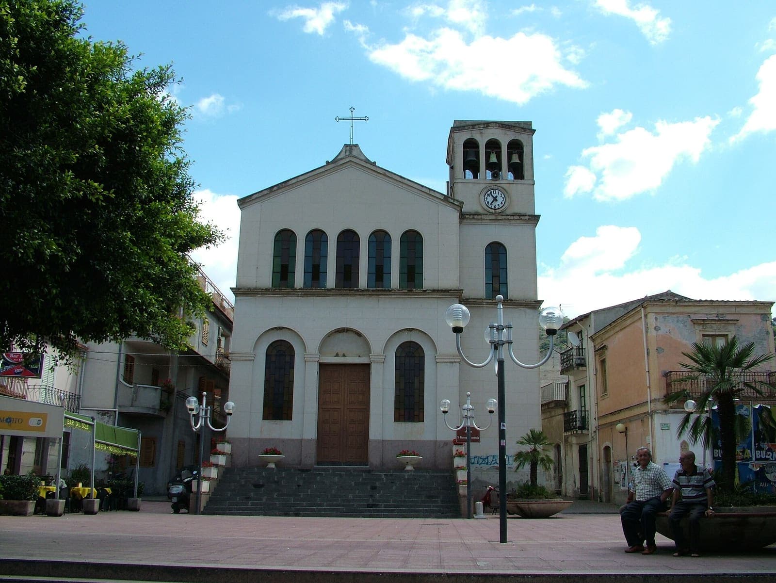 La chiesa di San Giuseppe Operaio a Gaggi con il campanile