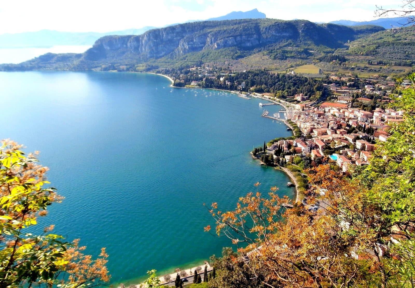 Il golfo di Garda e Punta San Vigilio visti dal belvedere della Rocca, con le case del paese sulla riva