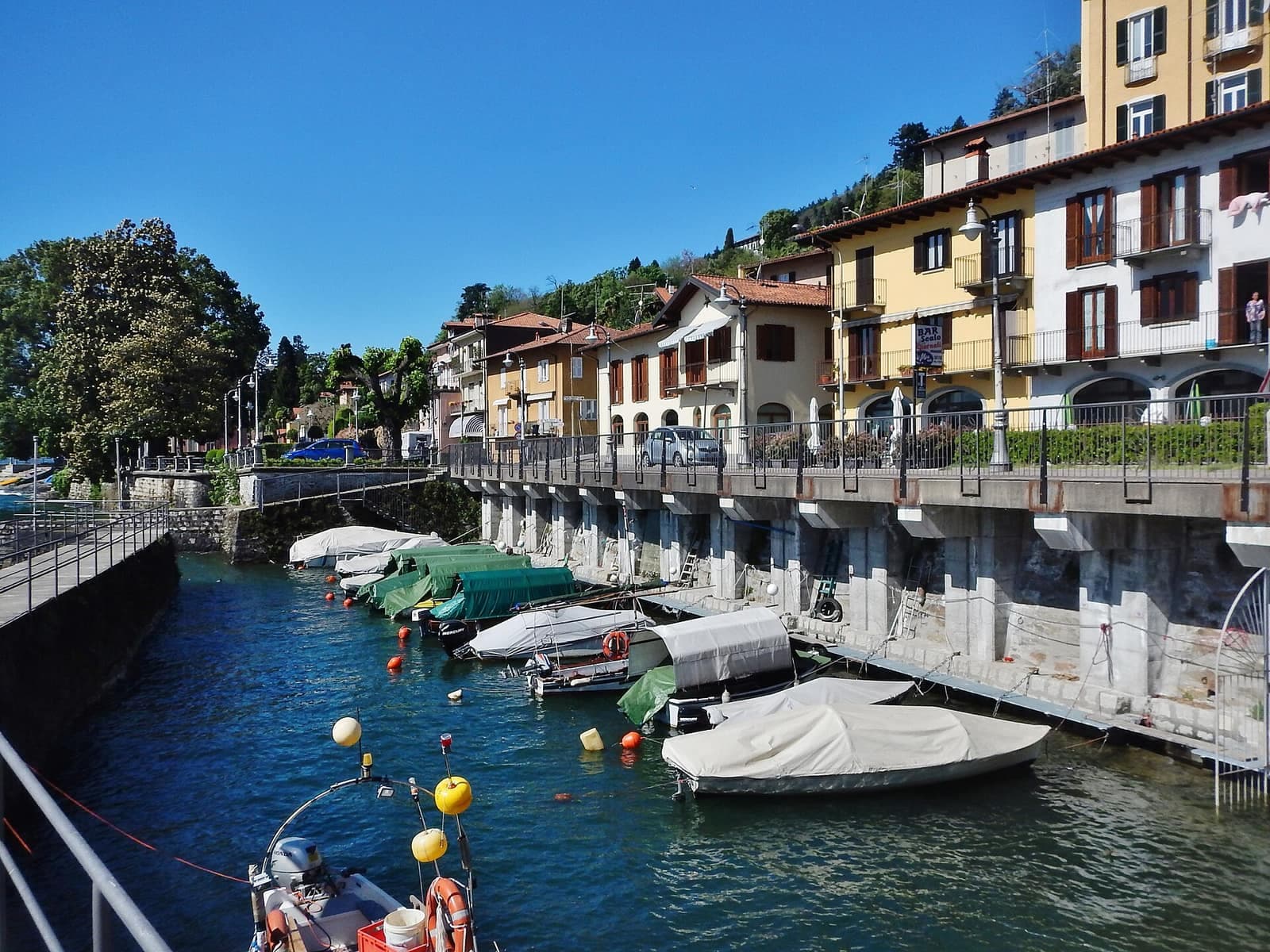 Il lungolago di Ghiffa con le barche e le case affacciate sul lago Maggiore