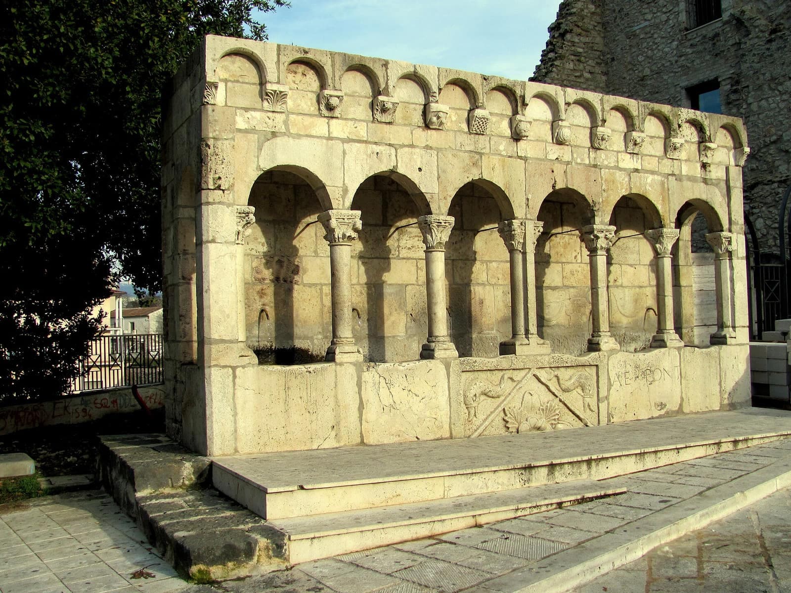 La Fontana Fraterna con le sue arcate in pietra, nel centro storico di Isernia