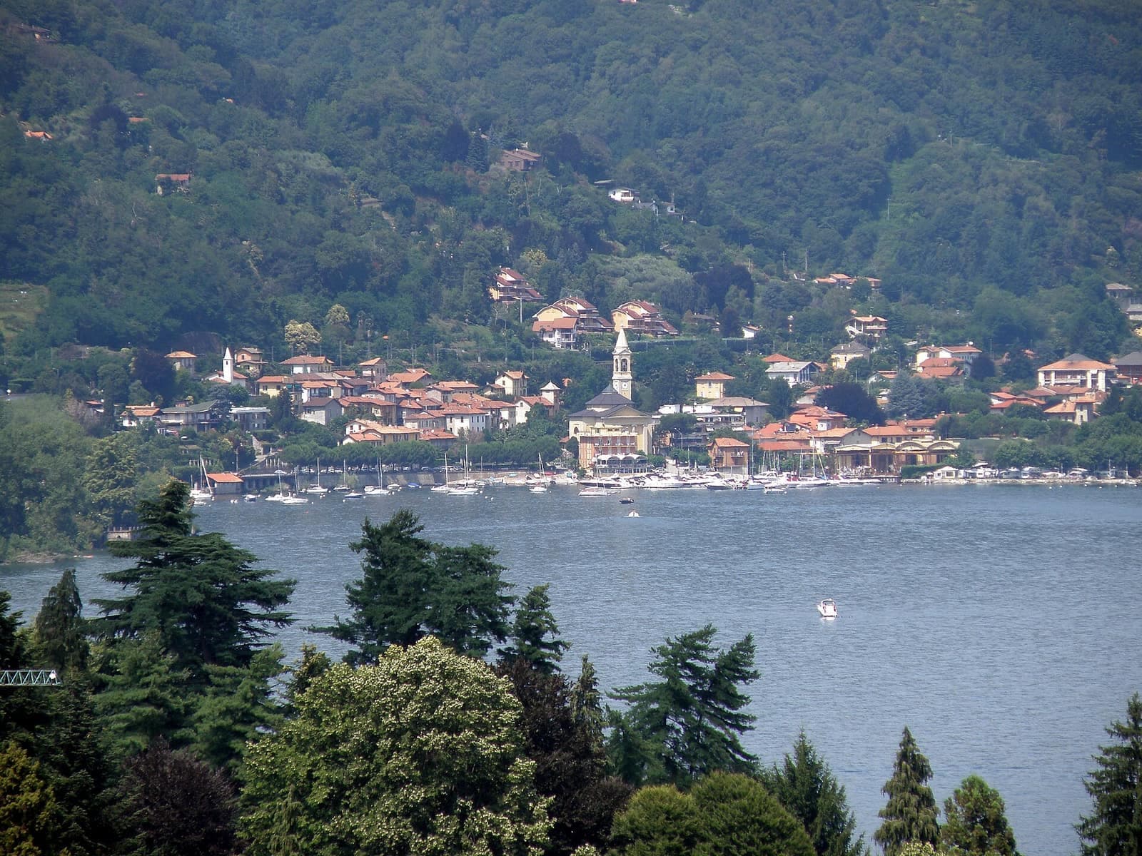 Solcio, frazione di Lesa, sulla riva del lago Maggiore vista da Meina