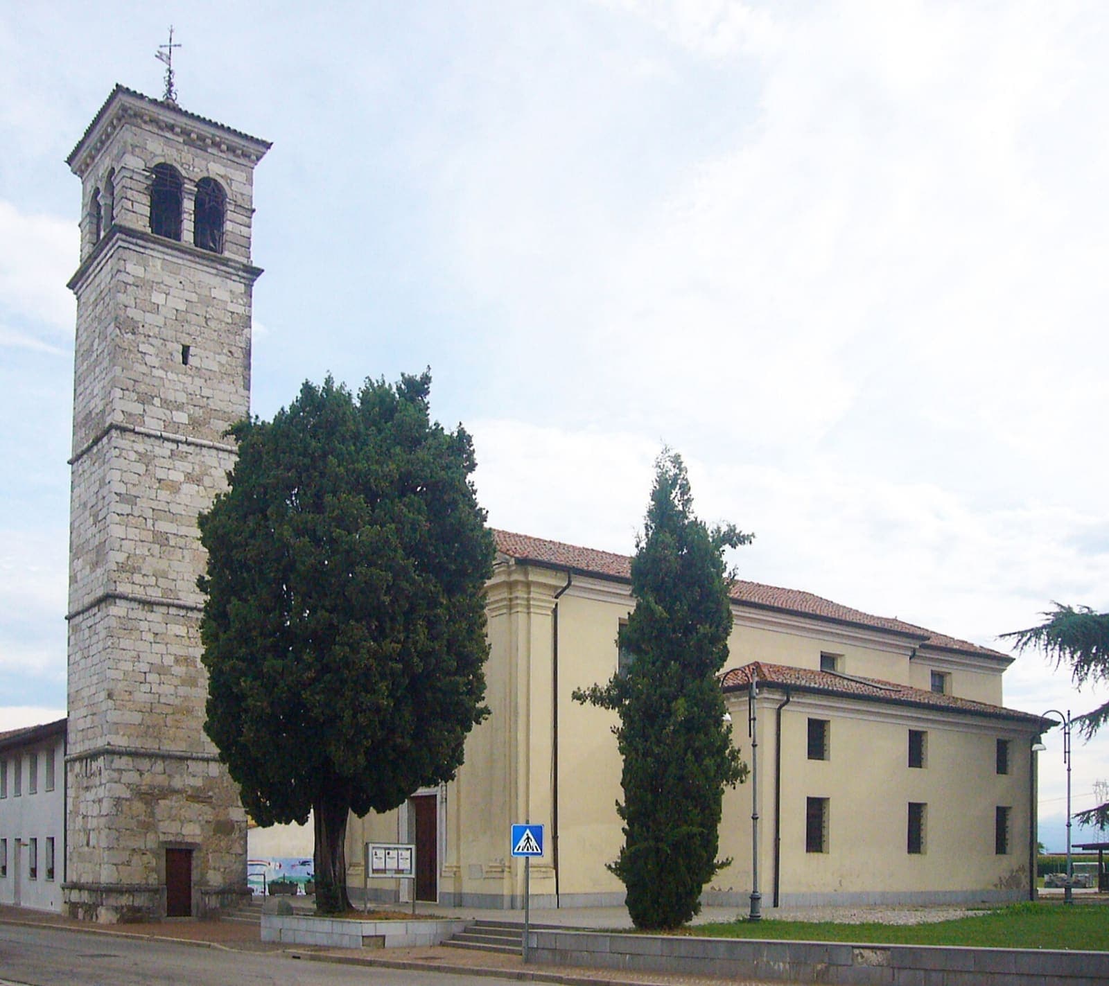 La chiesa di San Michele Arcangelo a Sclaunicco, frazione di Lestizza, con il campanile