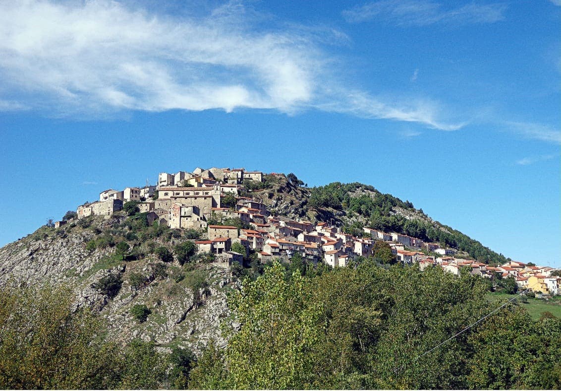 Longano arroccato sulla collina, con le case raccolte intorno alla cima