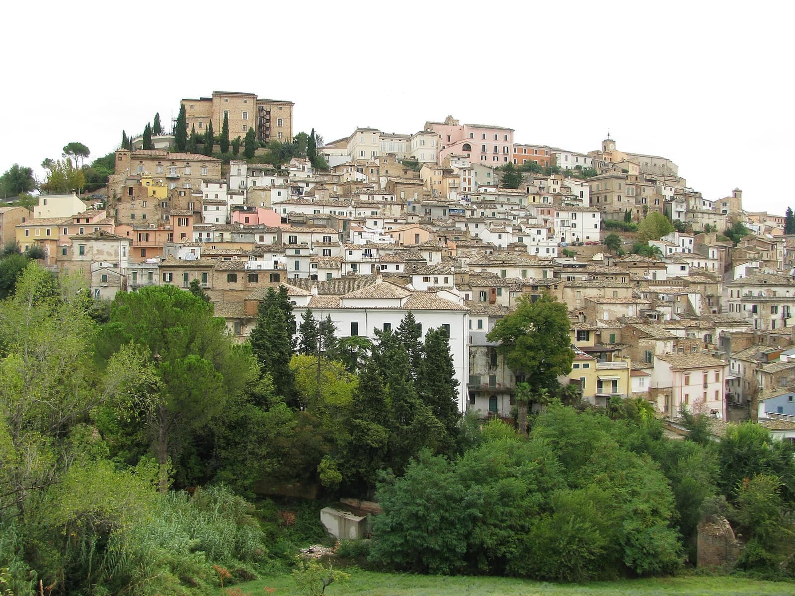 Loreto Aprutino con le case sul colle e il castello in cima