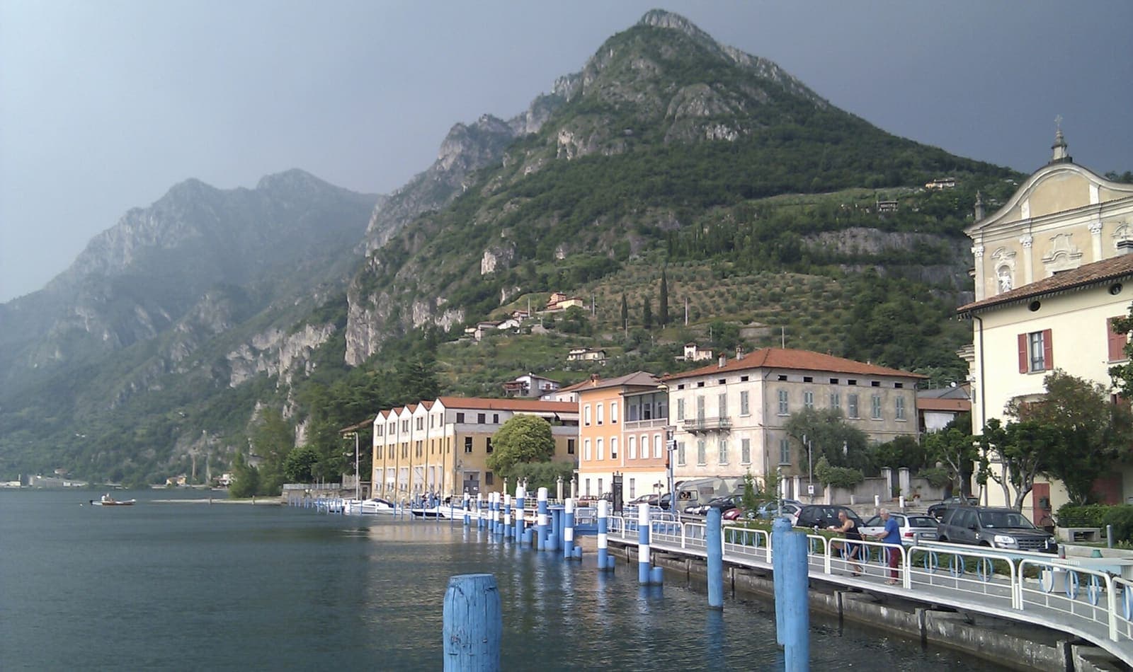 Il lungolago di Marone sul lago d'Iseo, con le case e la montagna alle spalle
