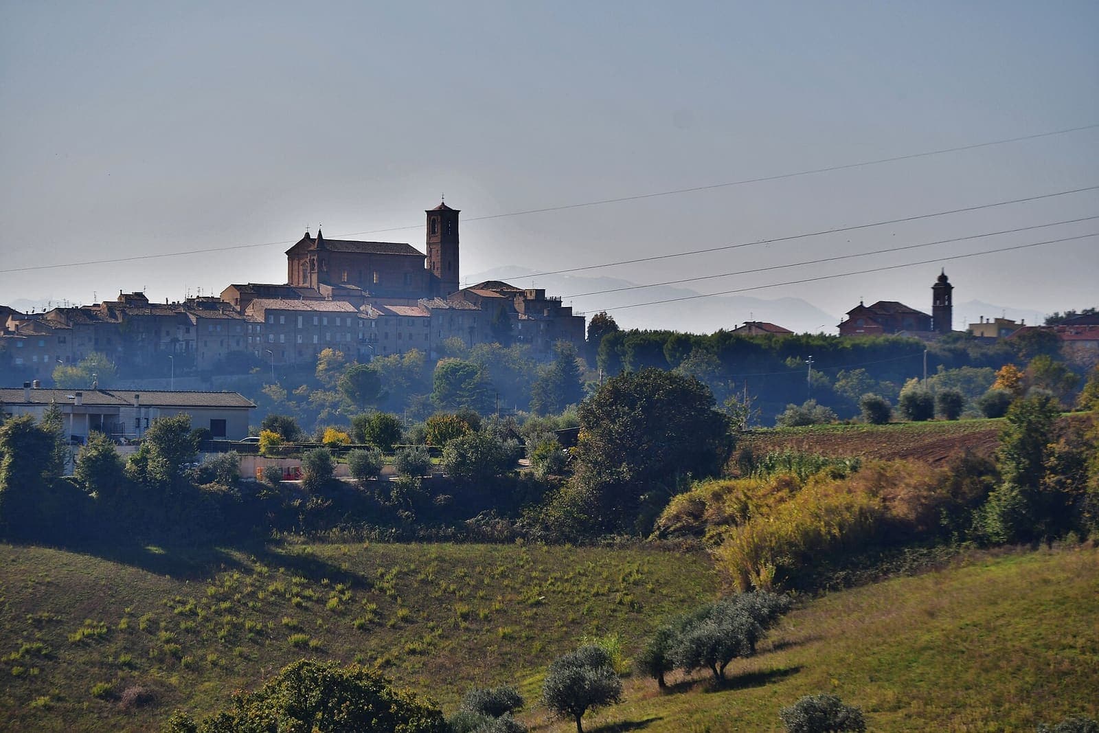 Veduta di Massignano sulla collina, con la chiesa e il campanile