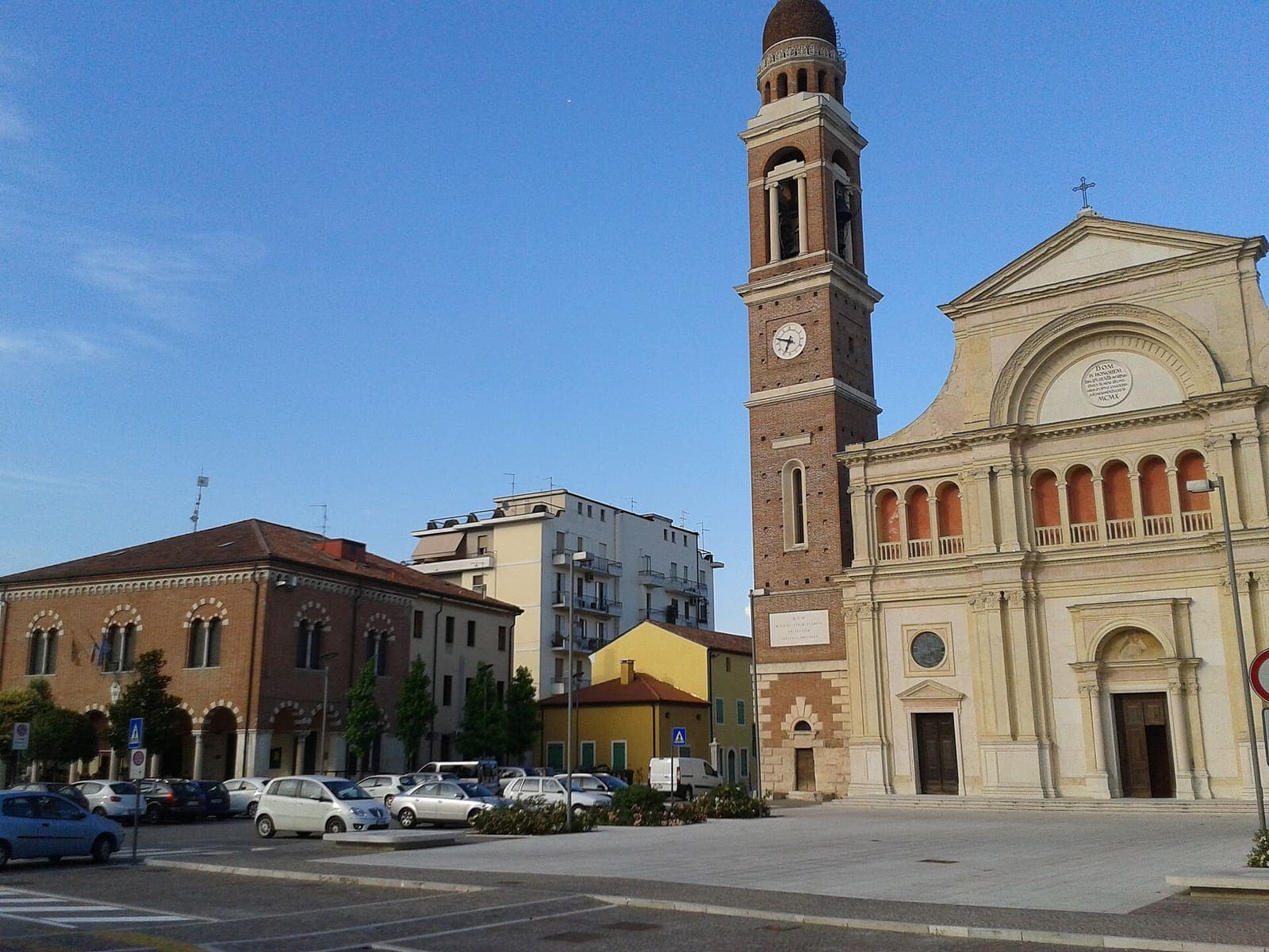 Piazza IV Novembre a Minerbe con la chiesa di San Lorenzo e l'alto campanile