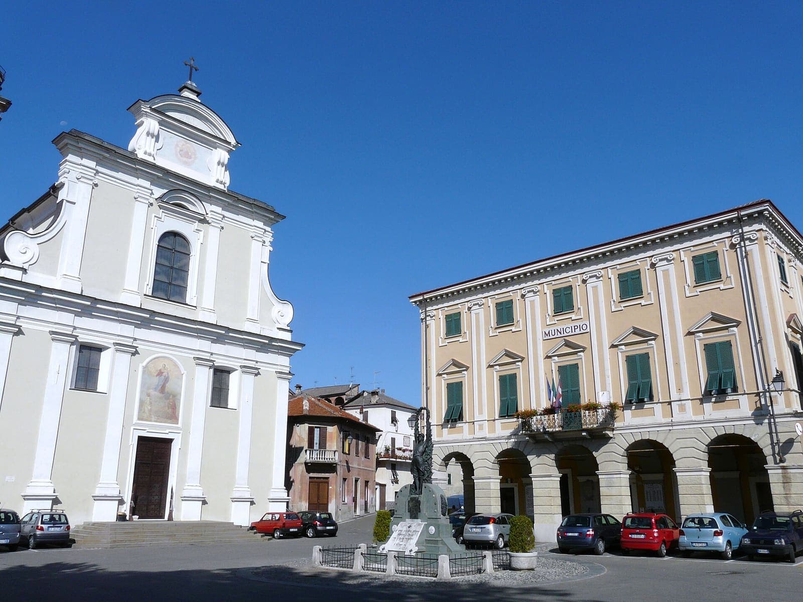 Piazza Guglielmo Marconi a Molare con la chiesa dell'Assunta e il municipio