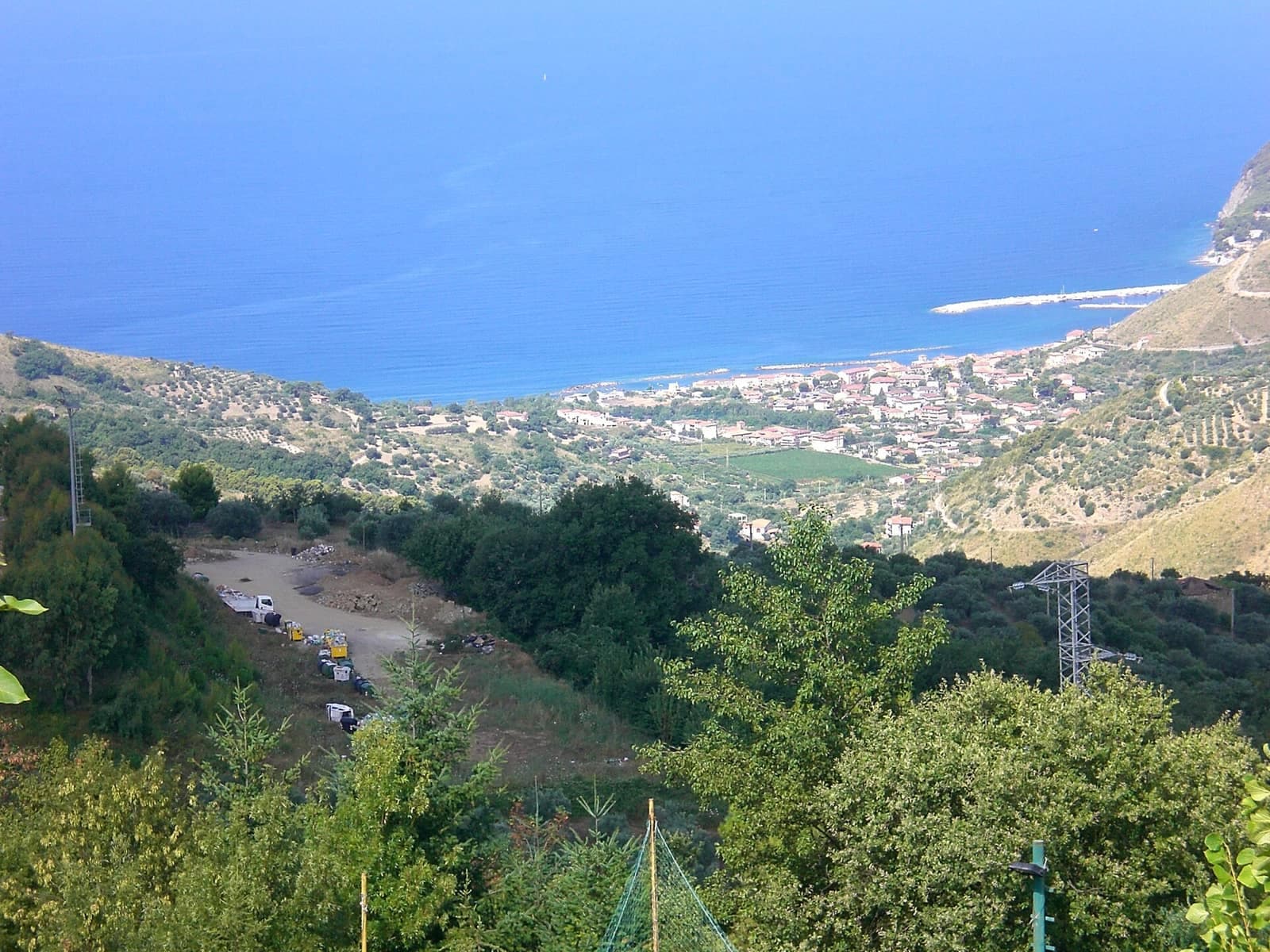 Agnone Cilento, frazione di Montecorice, sulla costa vista dalle colline